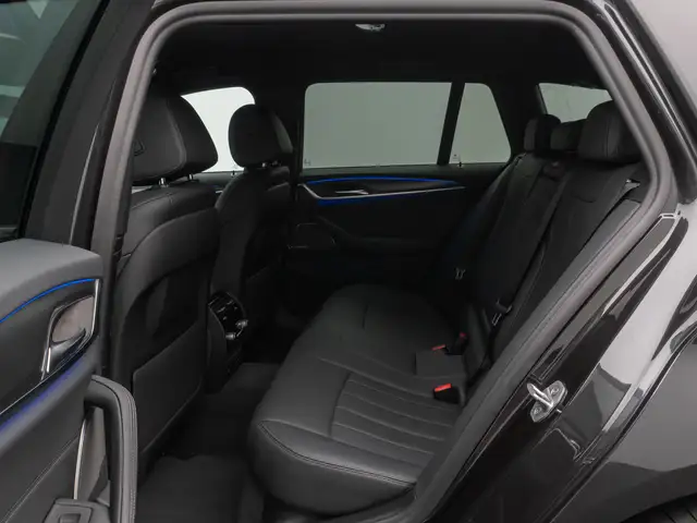 BMW 5 Series view 26