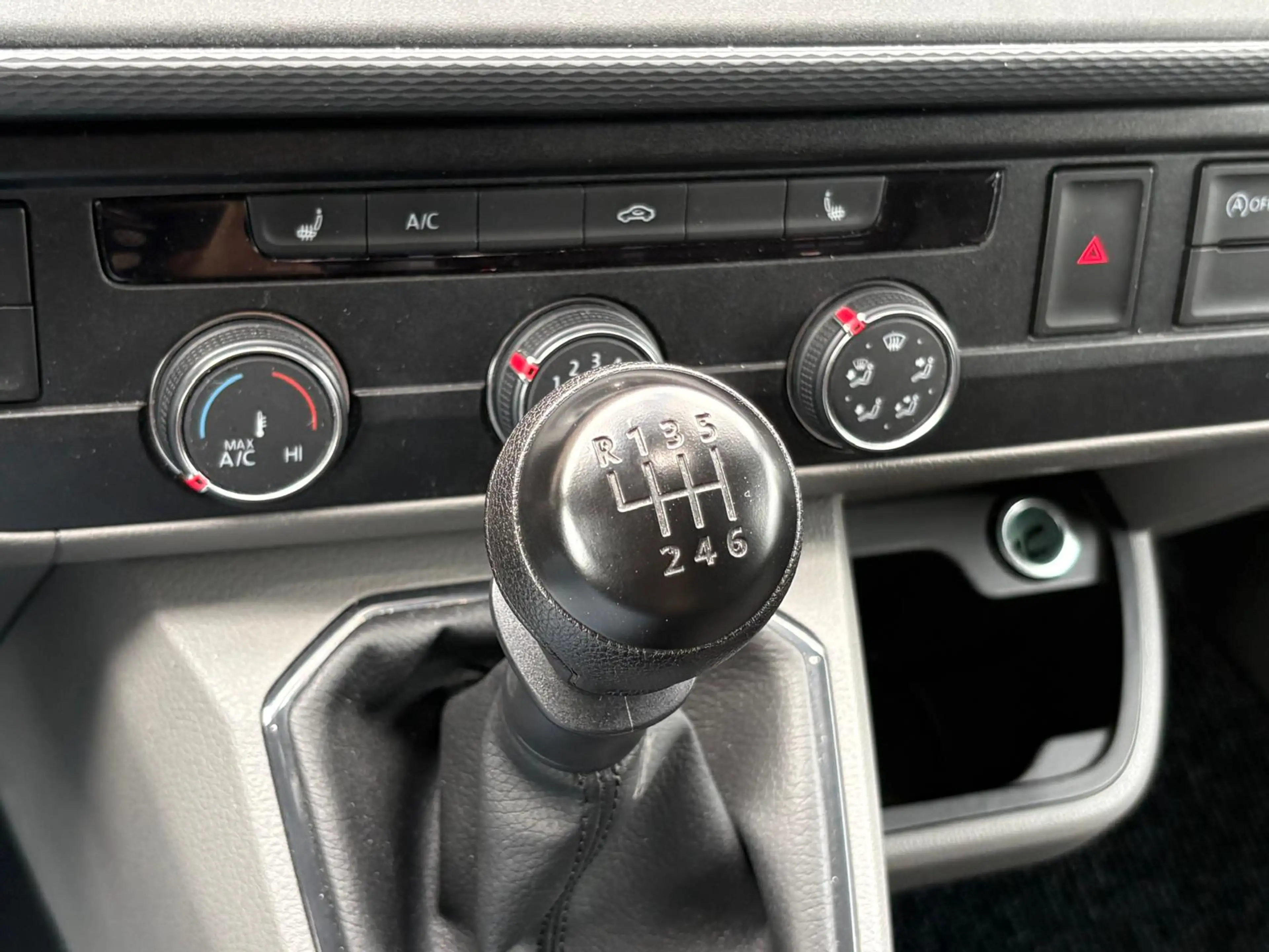 Volkswagen Transporter 2.0TDI 150PK Lang / Carplay / 2.500KG Trekhaak / E — photo 14