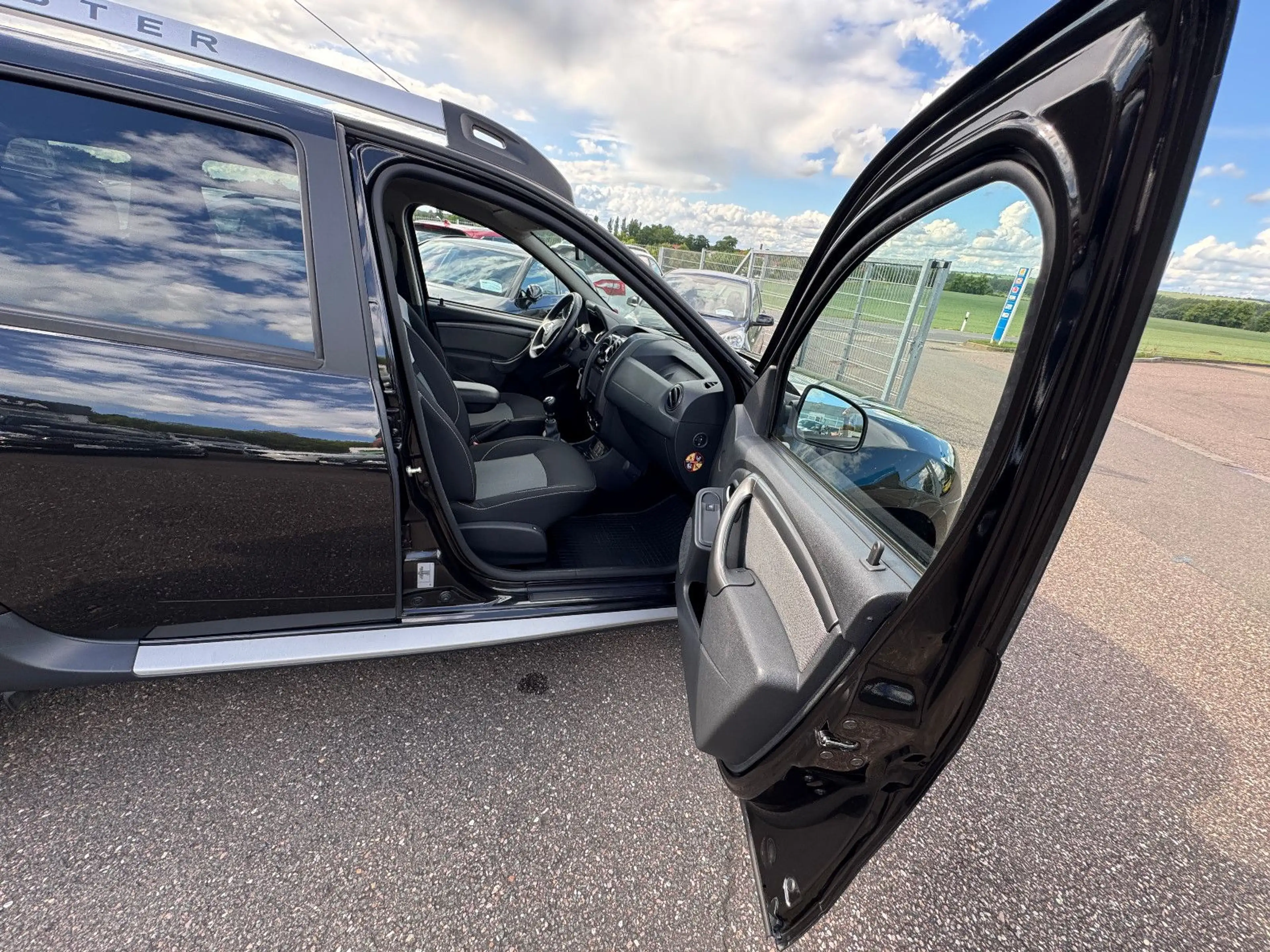 Dacia Duster Black 4x2  Navi Shz Pdc Tempo TÜV/HU/NEU — photo 13