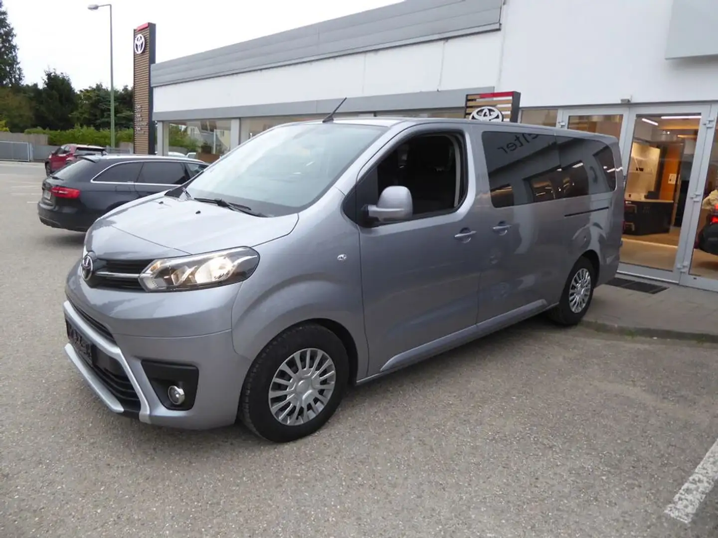 Toyota Proace Verso 2,0 D-4D 145 Lang Shuttle Aut. Silber - 2