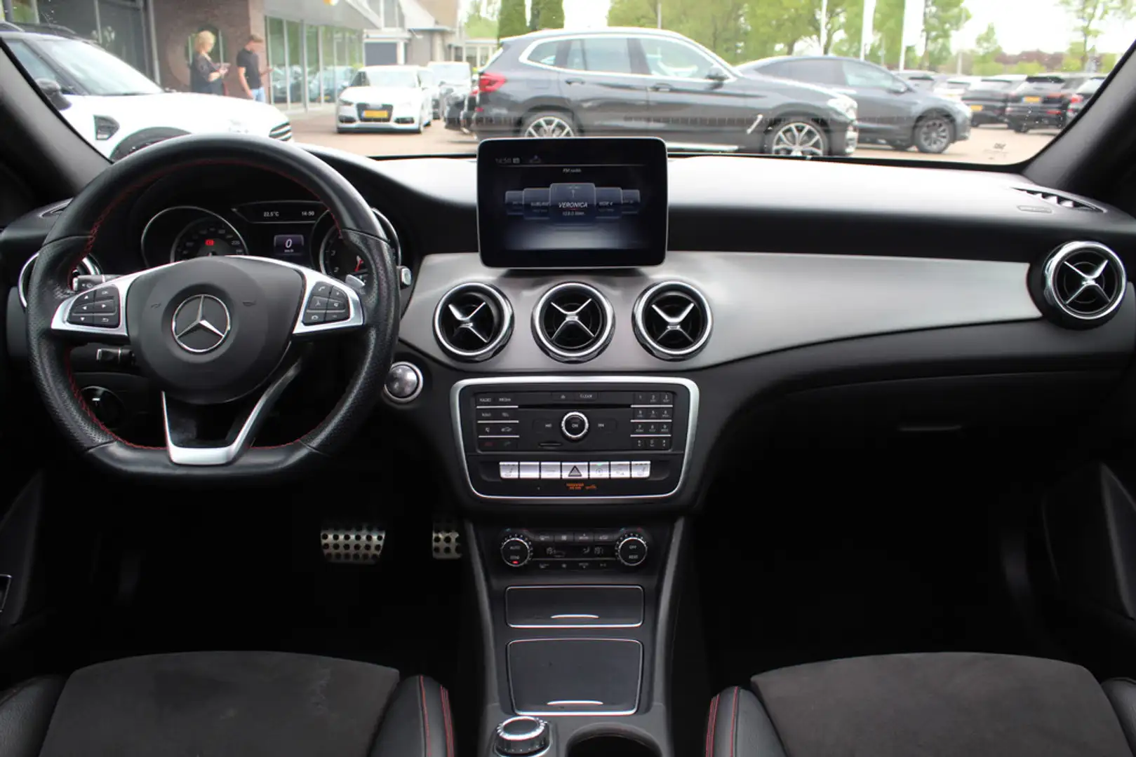 Mercedes-Benz GLA 180 Business Solution AMG Night Upgrade / Camera / App Zwart - 2