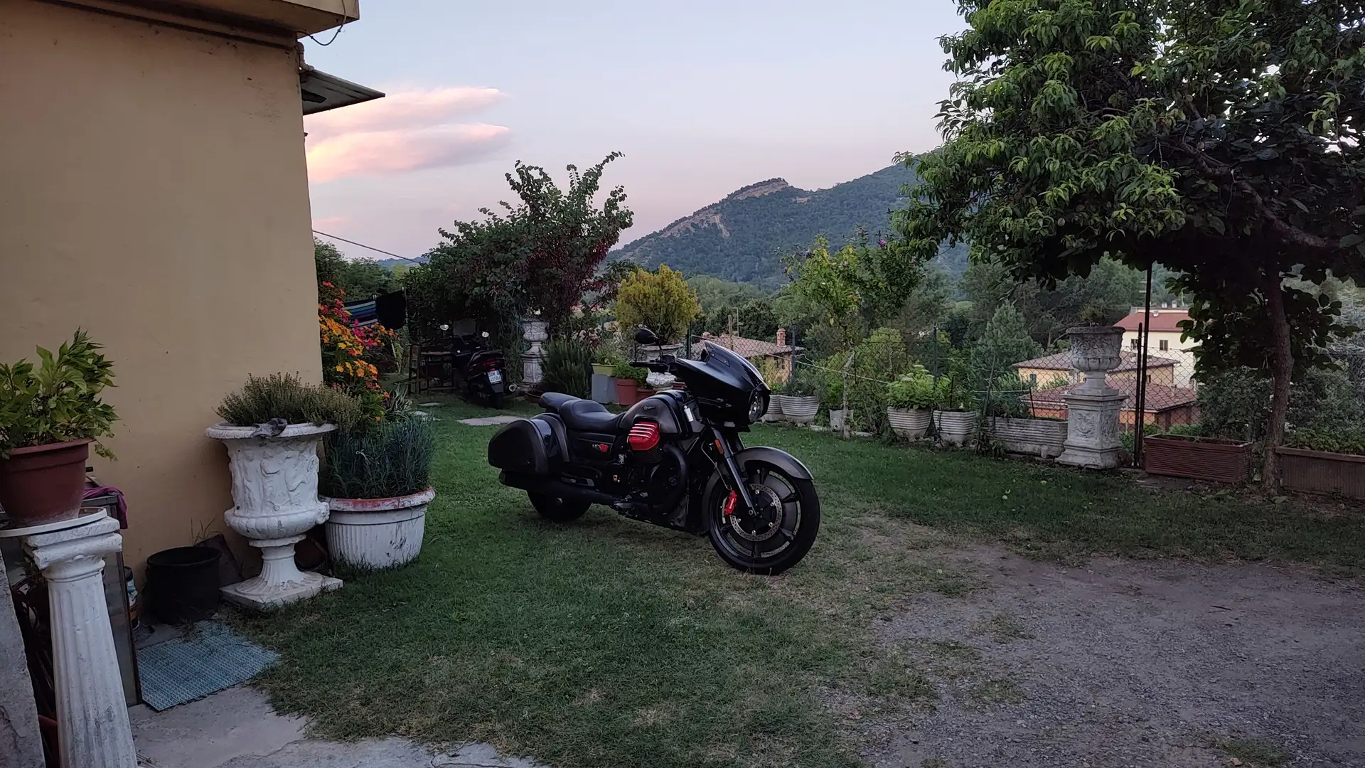 Moto Guzzi MGX-21 Fekete - 1