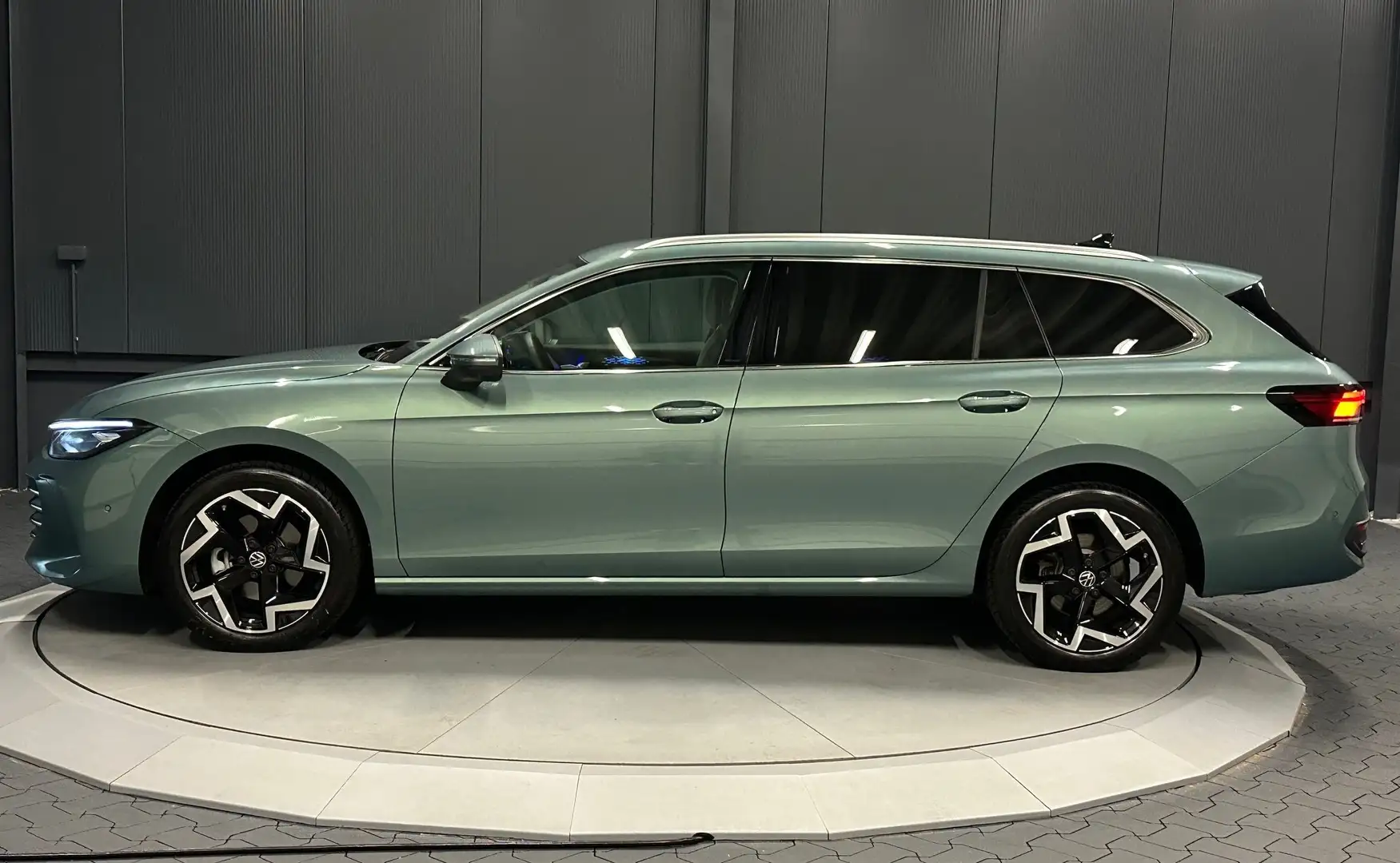 Volkswagen Passat Variant 1.5 eTSI Business*LEDER*HUD*360*VW-GARANTIE*IQ.Dri Zelená - 2