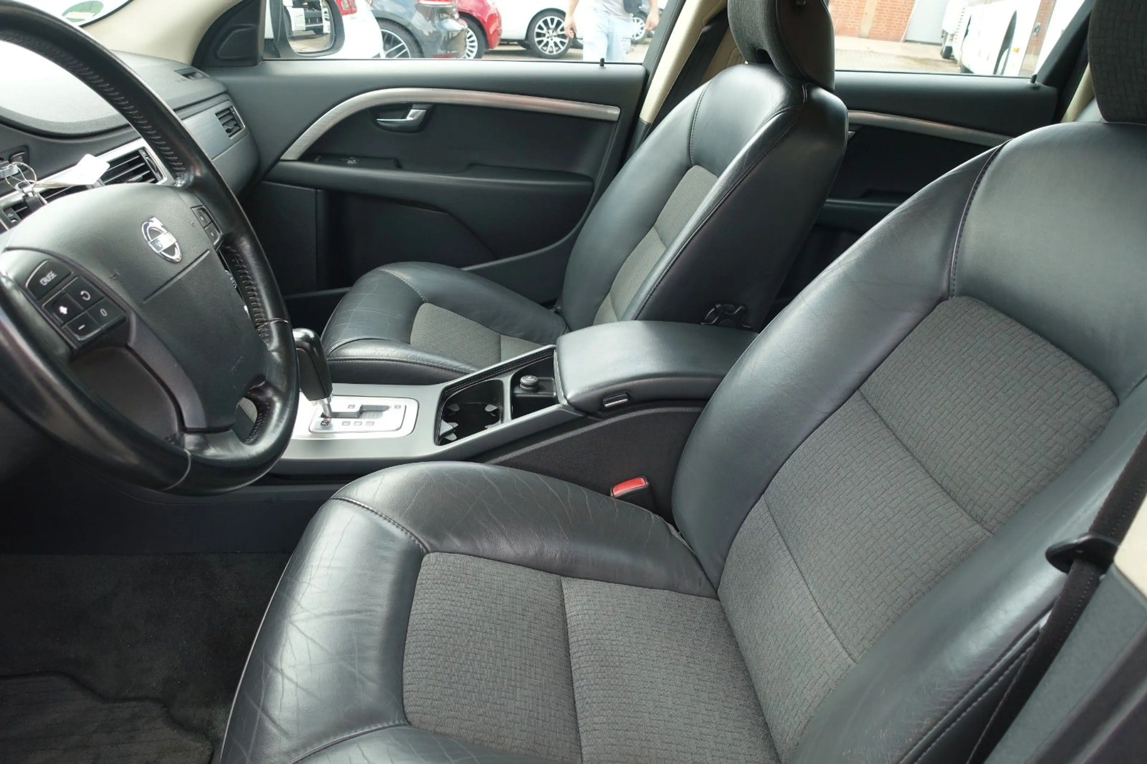 Volvo V70 Kombi Momentum*2.4l*5-ZYLINDER*AUTOMATIK*TEM — photo 2
