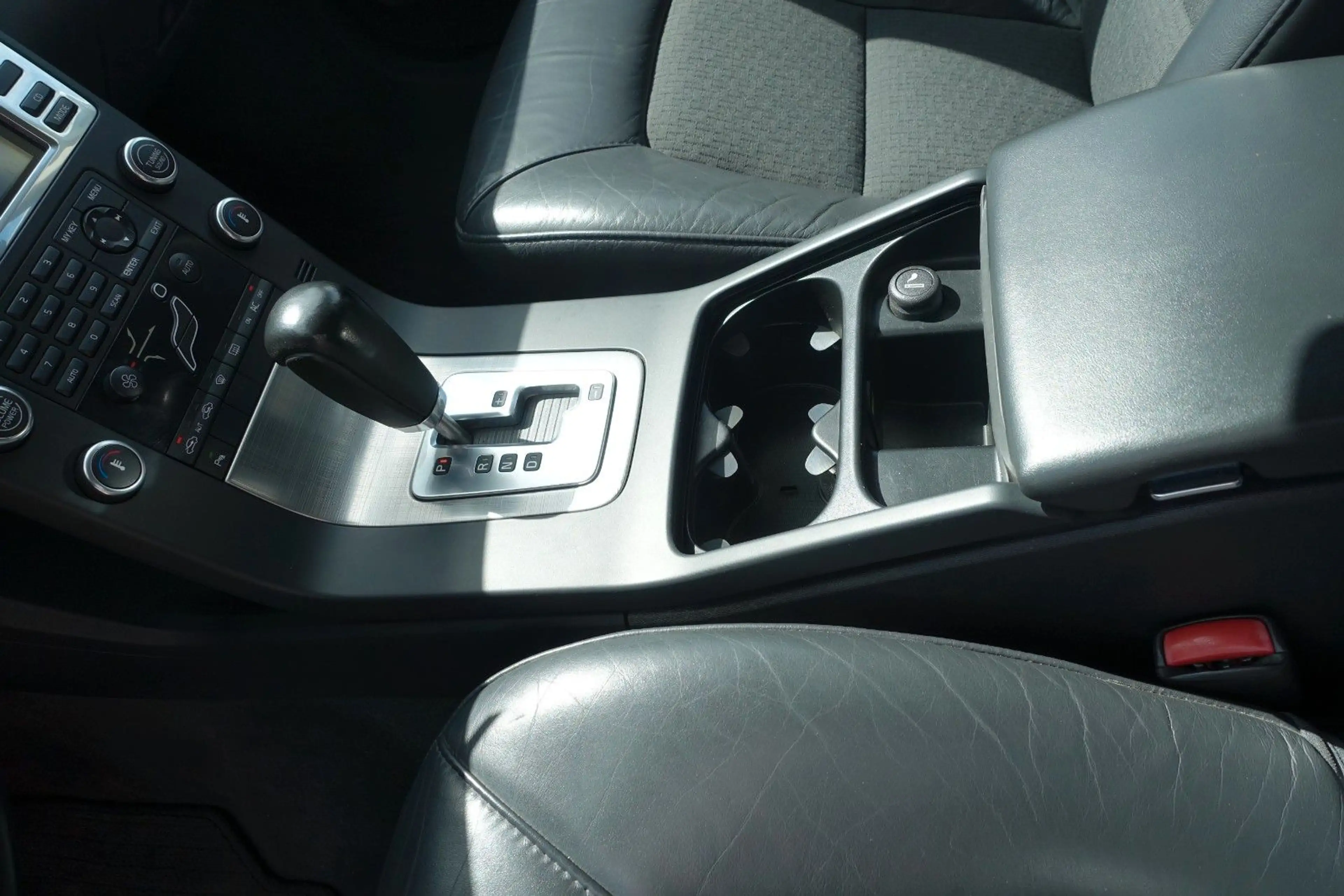 Volvo V70 Kombi Momentum*2.4l*5-ZYLINDER*AUTOMATIK*TEM — photo 7