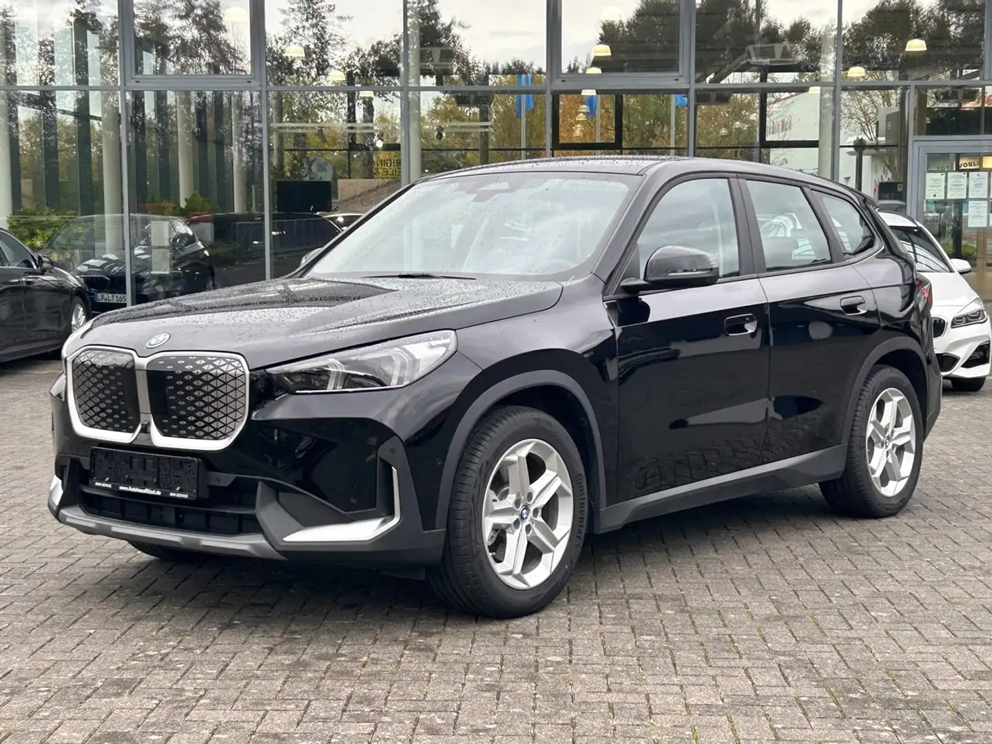 BMW iX1 30 xDrive / AHK schwenkbar / Head-Up Display Negro - 1