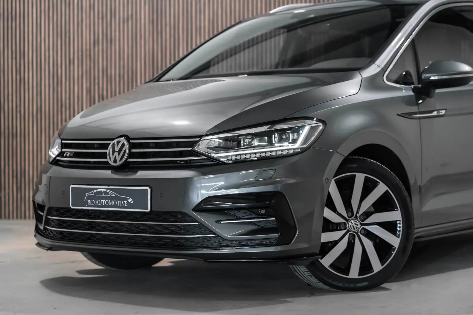 Volkswagen Touran 1.8 TSI R-Line DSG PANO PDC NAV 2016 Grijs - 2