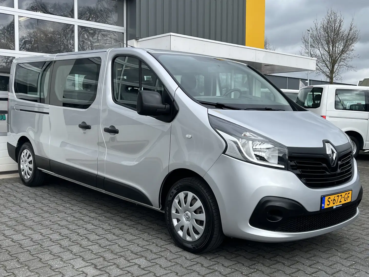 Renault Trafic Passenger 8-9 persoons 1.6 dCi Grand Expression En Grijs - 1