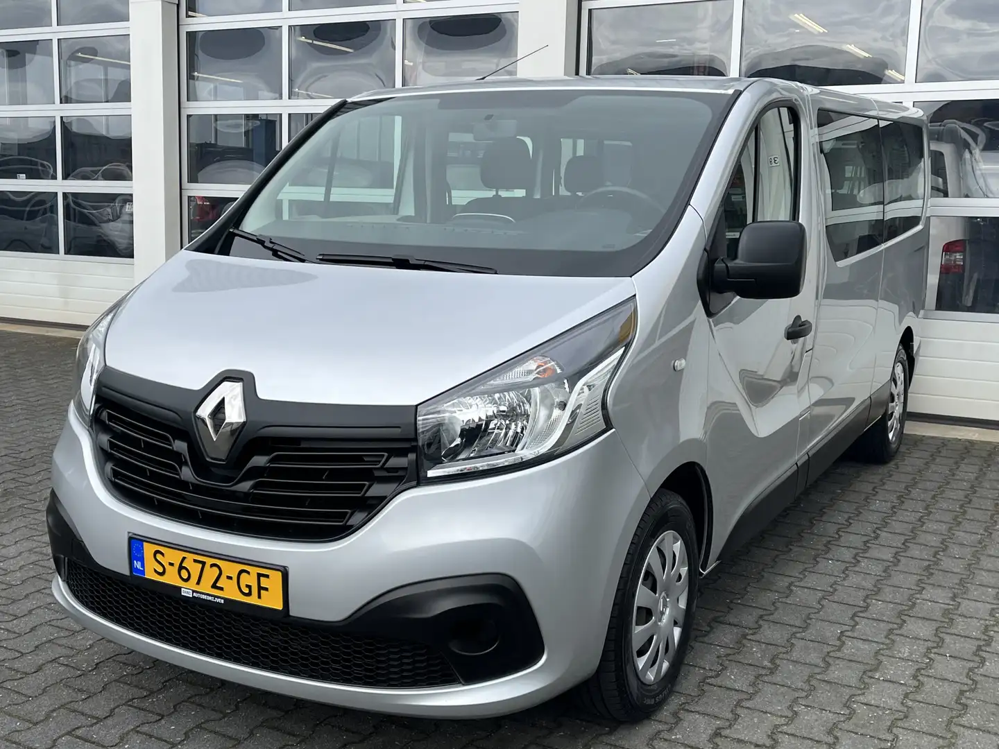 Renault Trafic Passenger 8 , 9 persoons 1.6 dCi BTW / BPM vrij ma Grijs - 2