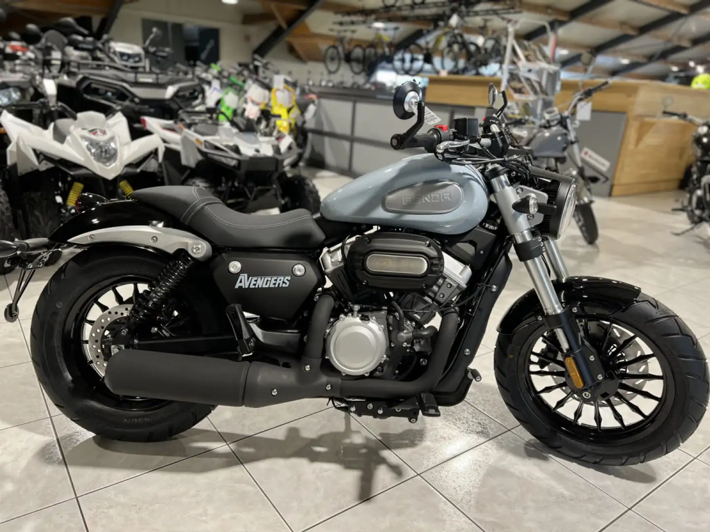 Benda Avengers 125 Blauw - 1