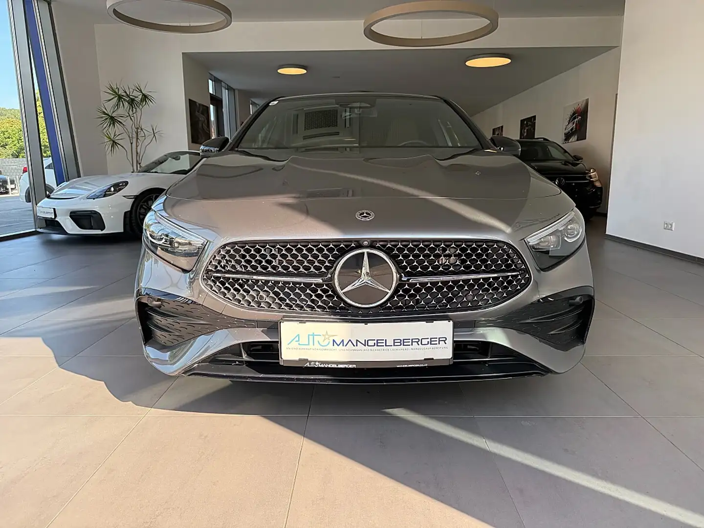 Mercedes-Benz A 250 e AMG Line Grau - 2