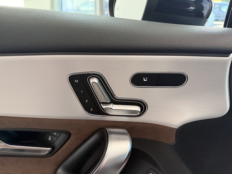 Mercedes-Benz A 250 e AMG Line — photo 10