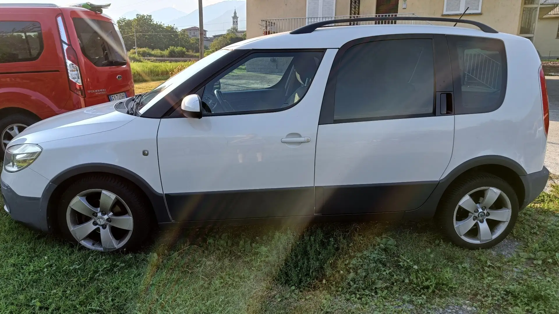 Skoda Roomster 1.2 tsi Scout 86cv Biały - 2