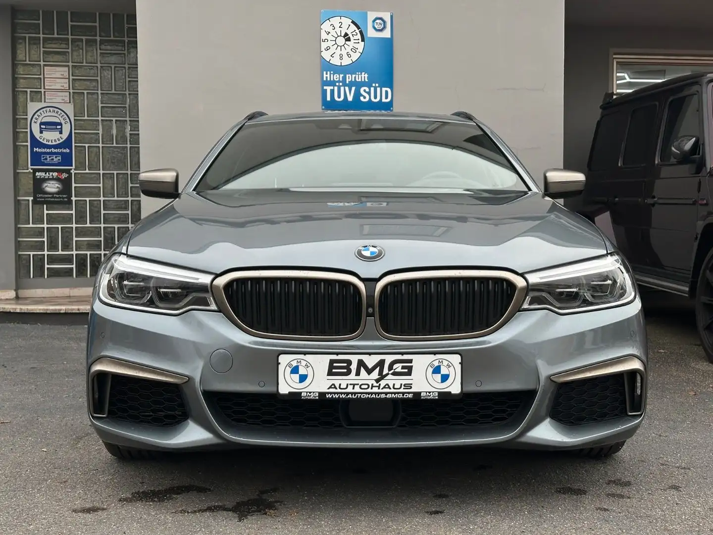 BMW 550 d xDrive SoftClose AHK PANO ACC H/K Alarm Grau - 2