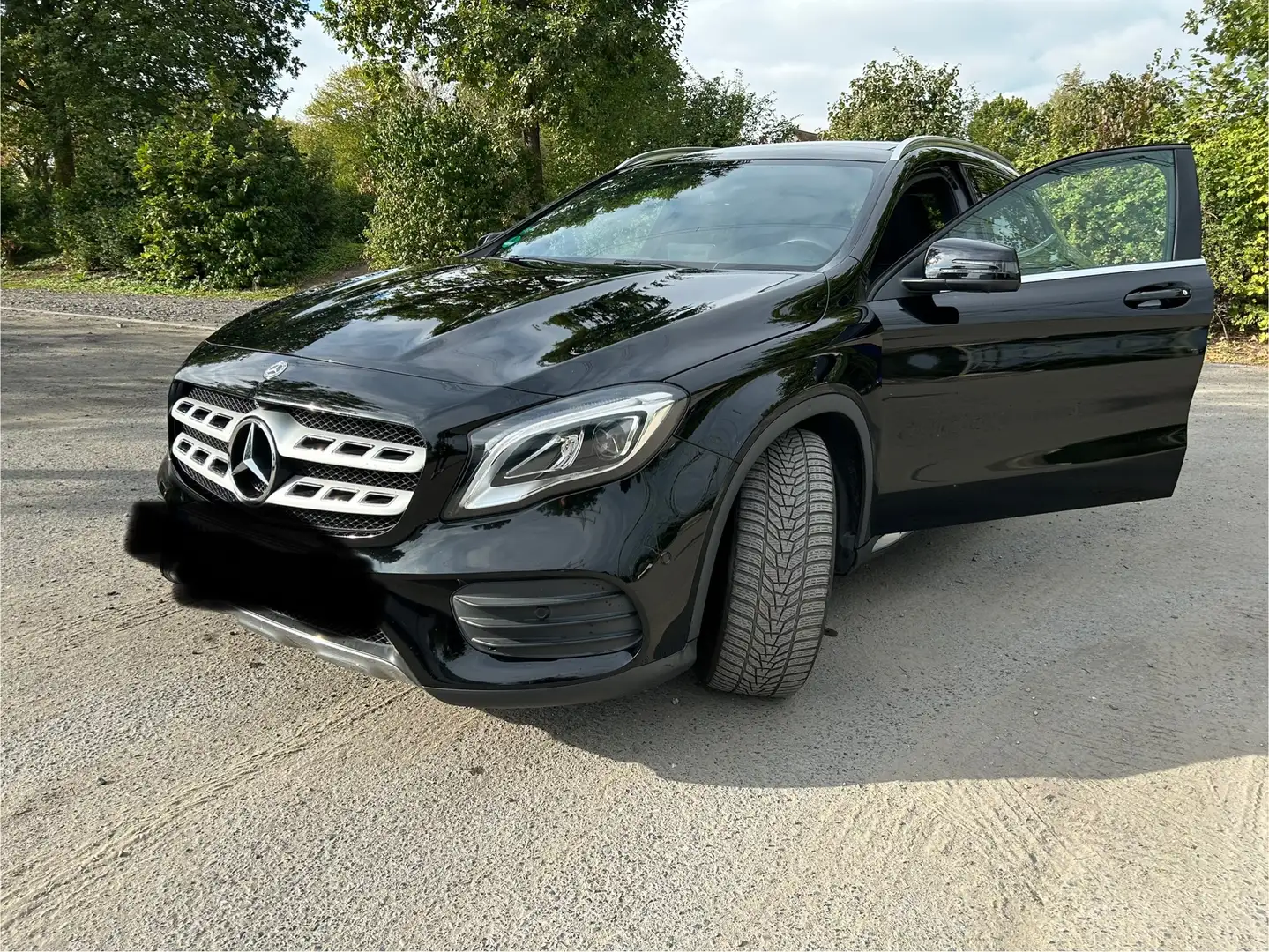 Mercedes-Benz GLA 180 GLA 180 7G-DCTAMG Line Schwarz - 1