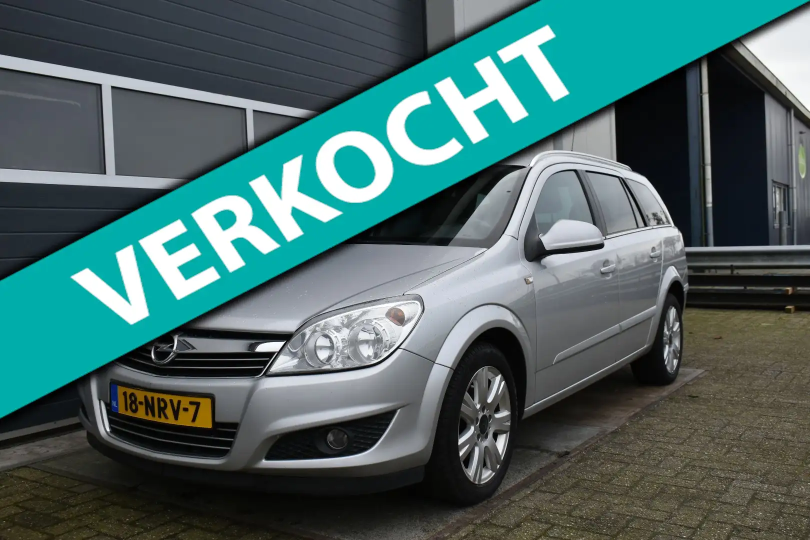 Opel Astra Wagon 1.6 Cosmo LEDER Grijs - 1