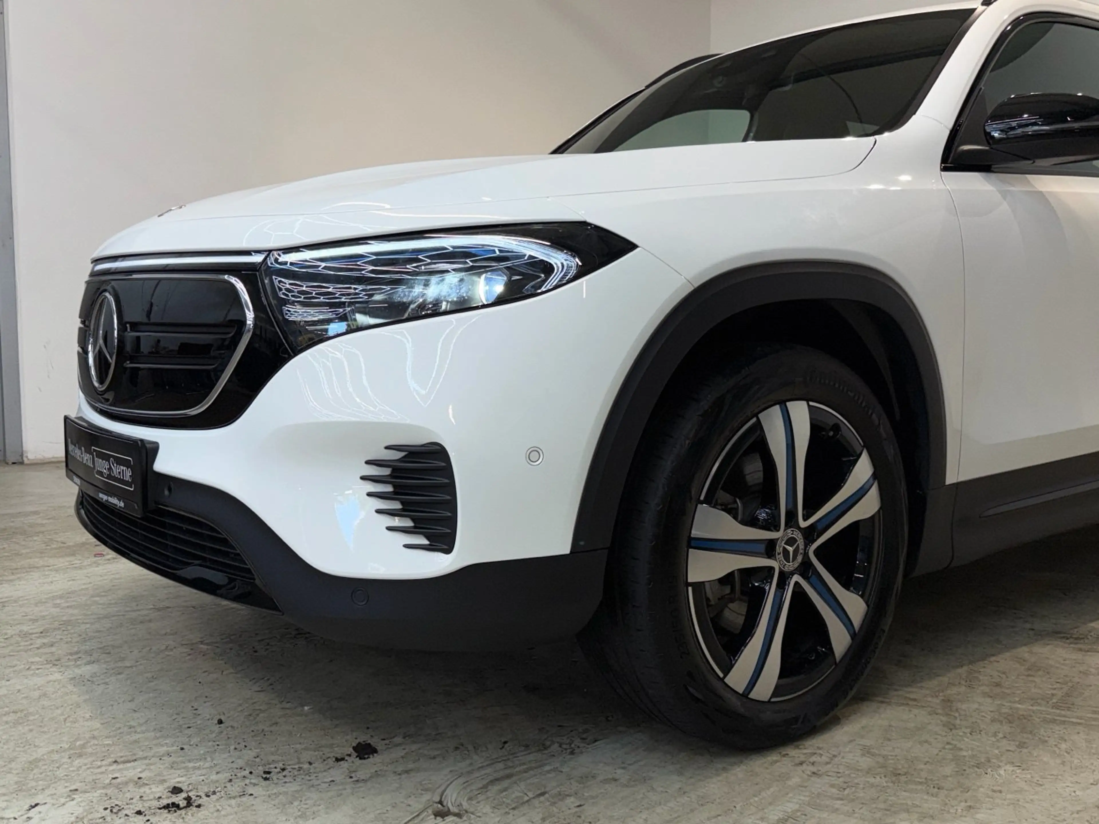 Mercedes-Benz EQB 250 Progressive Night Burmester CarPlay LED — photo 7