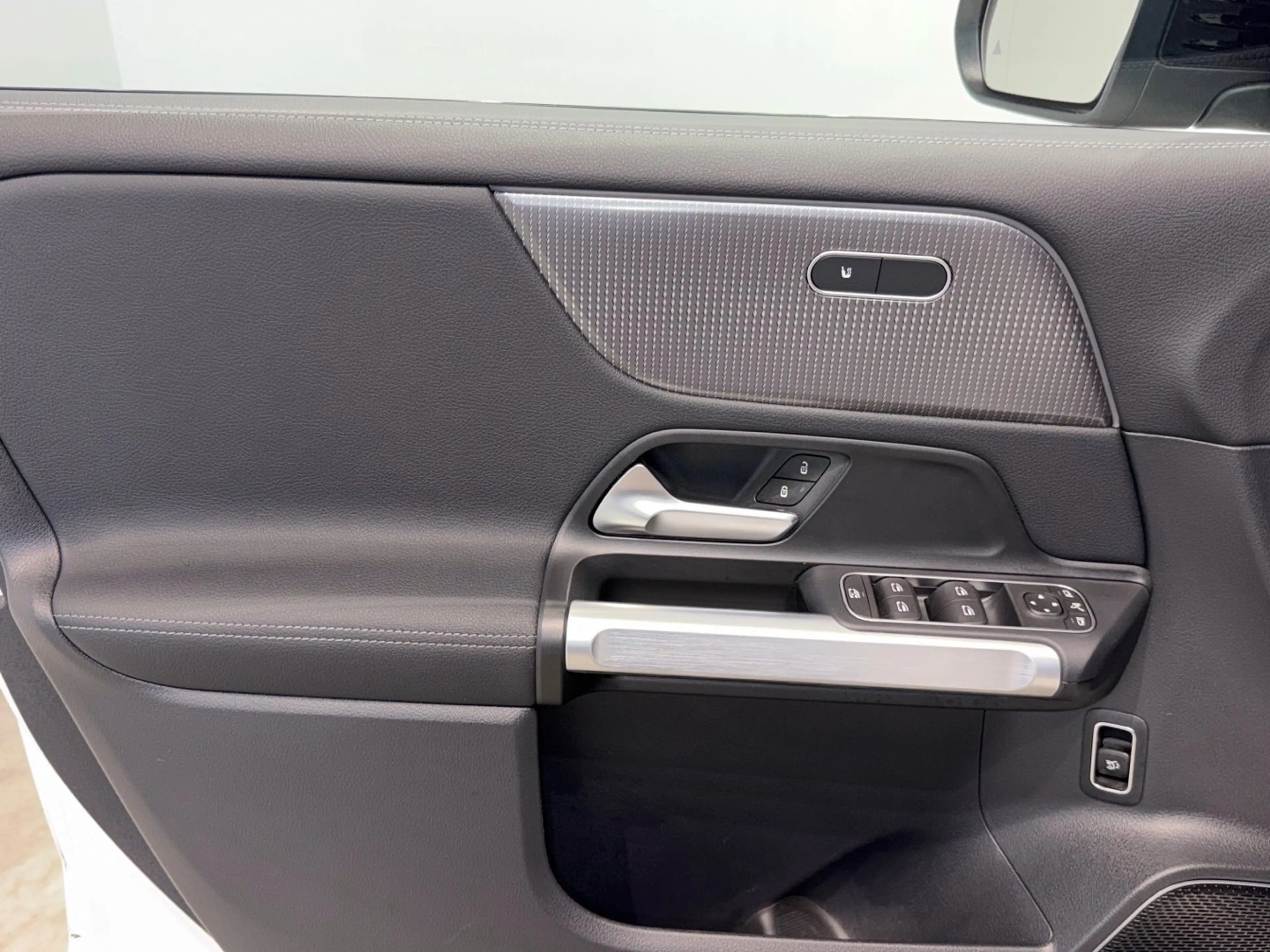 Mercedes-Benz EQB 250 Progressive Night Burmester CarPlay LED — photo 15