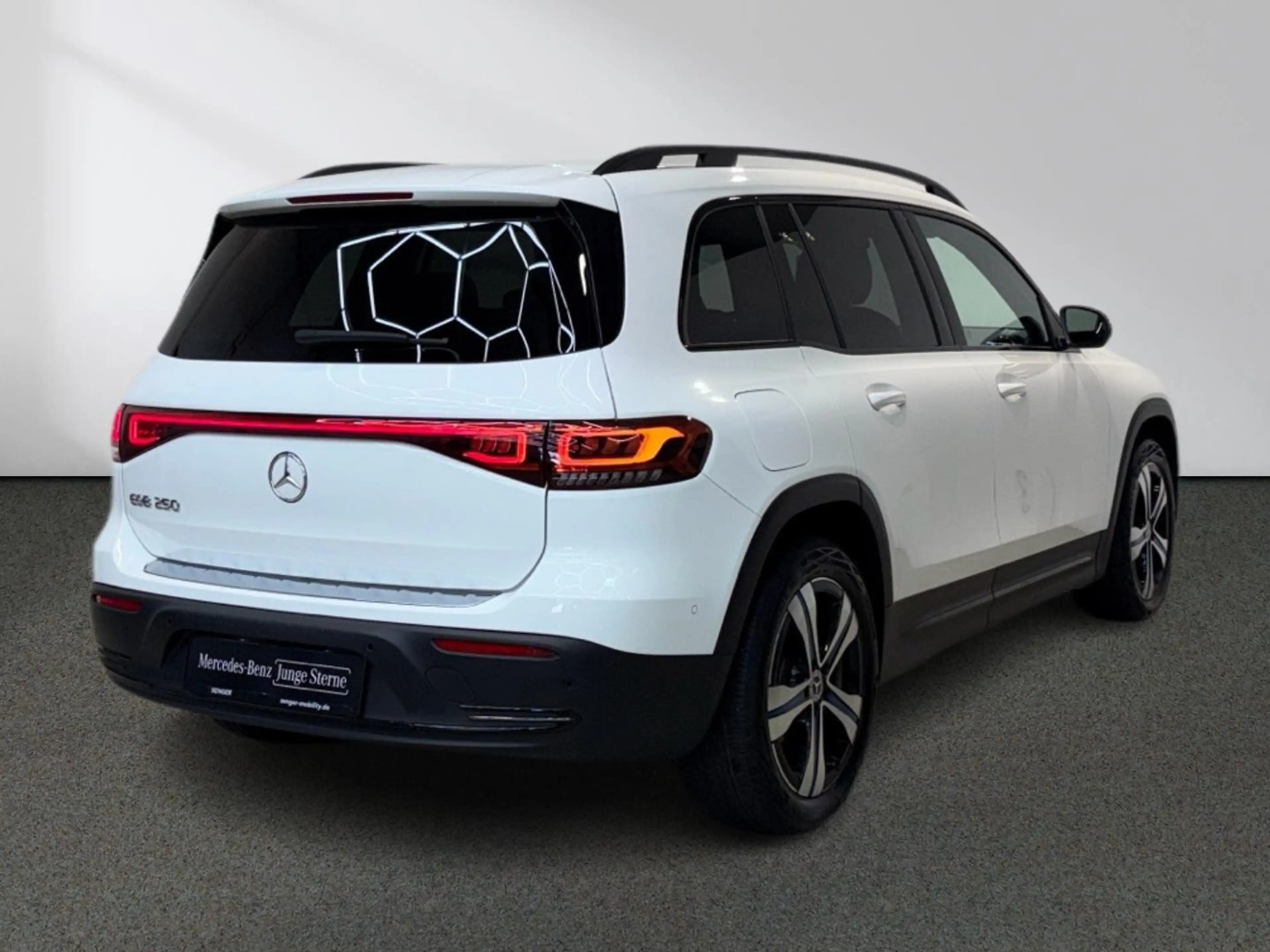 Mercedes-Benz EQB 250 Progressive Night Burmester CarPlay LED — photo 4