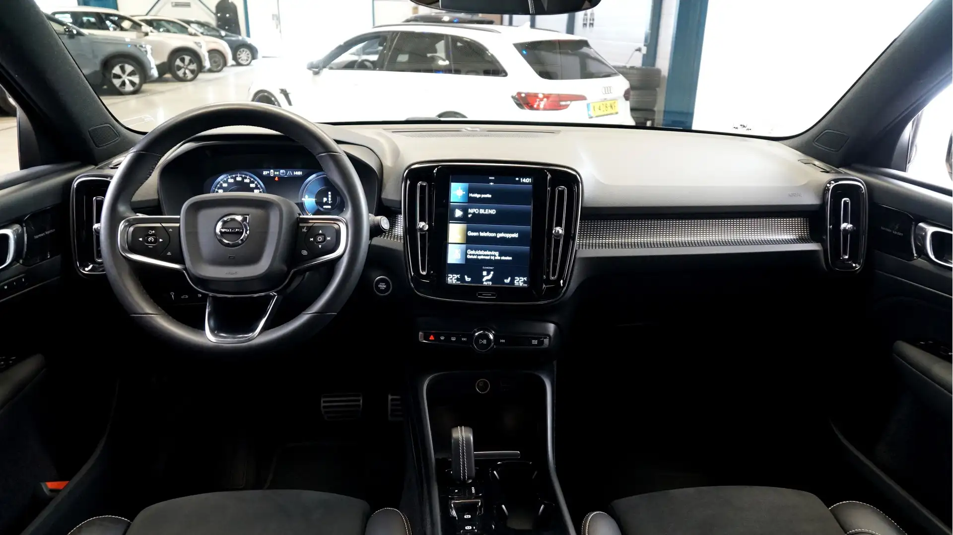 Volvo XC40 1.5 T4 155kW/211pk DCT7 Recharge R-Design PANORAMA Grijs - 2