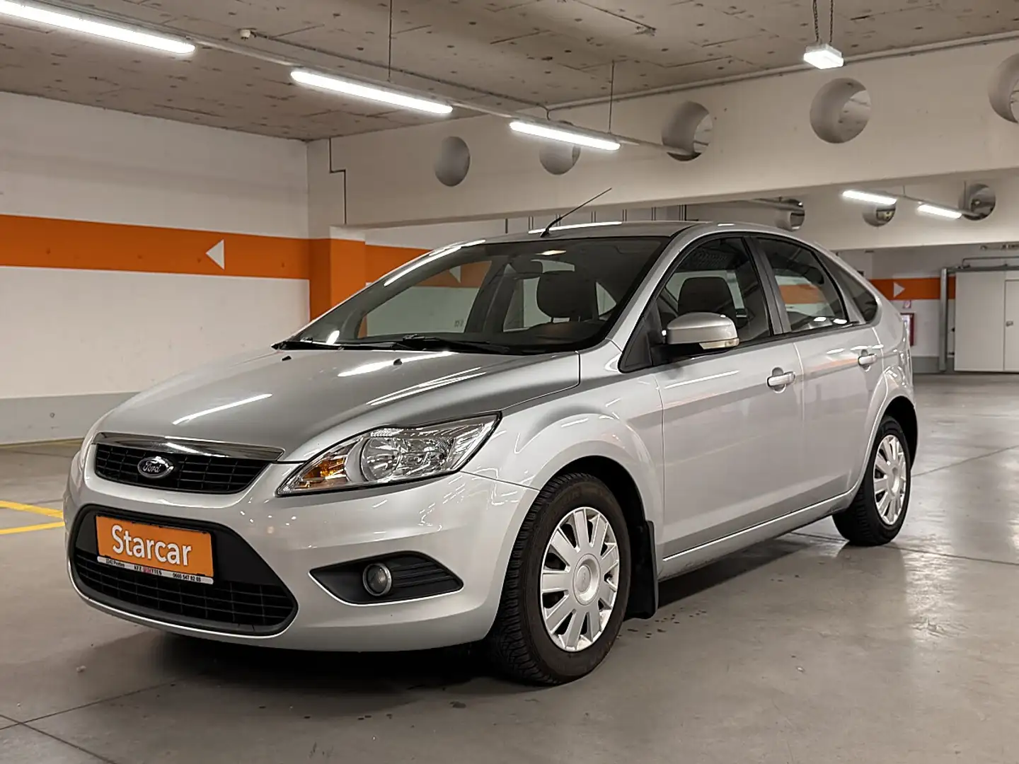Ford Focus Trend 1,6 TDCi *KLIMA AUTO.*1.BESITZ* Grau - 2