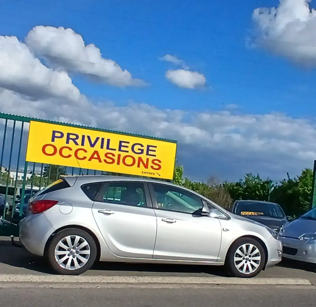 Opel Astra 17 CDTi 110cv 6VIT AIRCO J ALU CAPTEURS ATT REM Grijs - 2