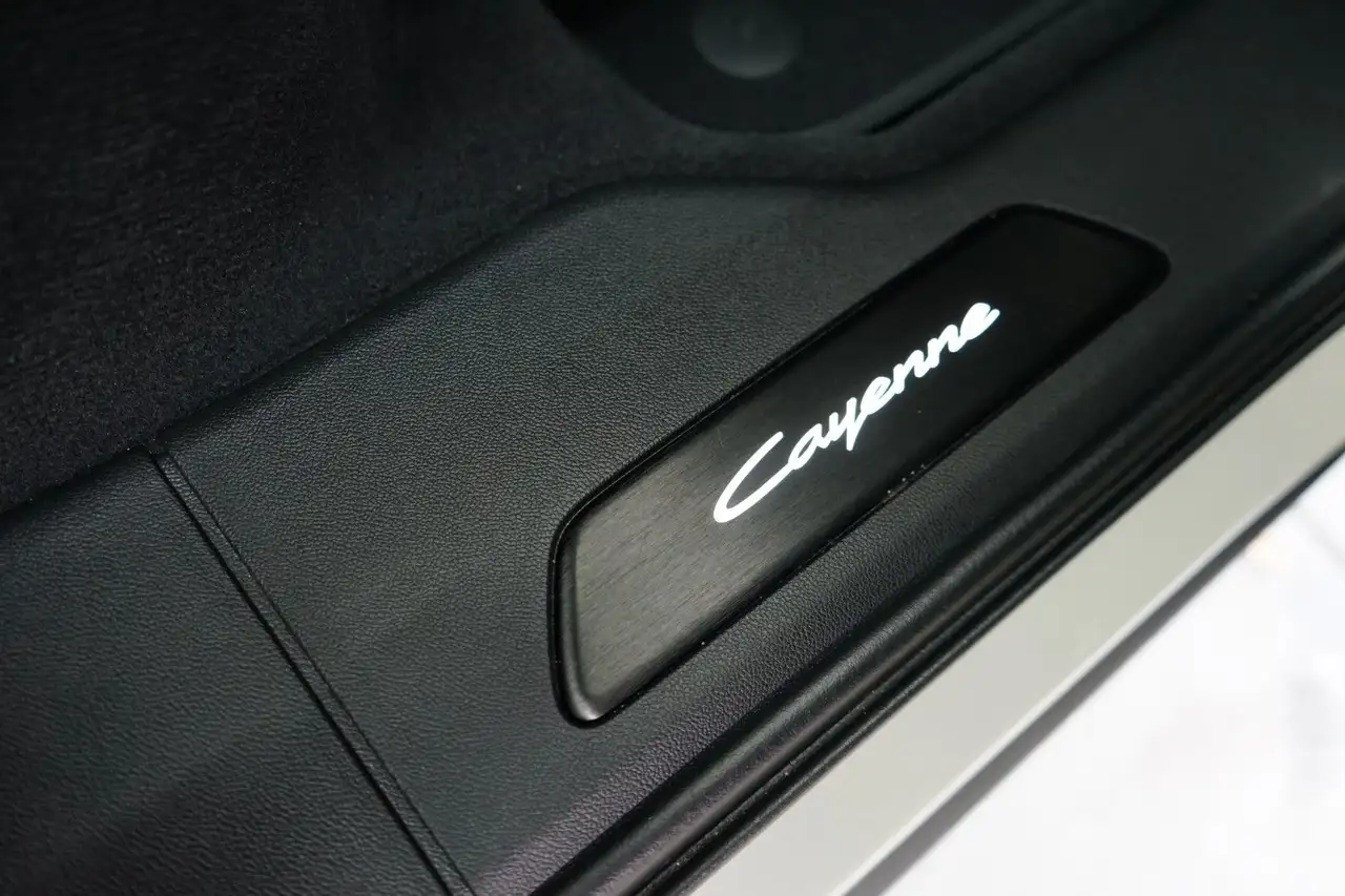Porsche Cayenne Coupe E-Hybrid Black Edition/Kreide /22z 15