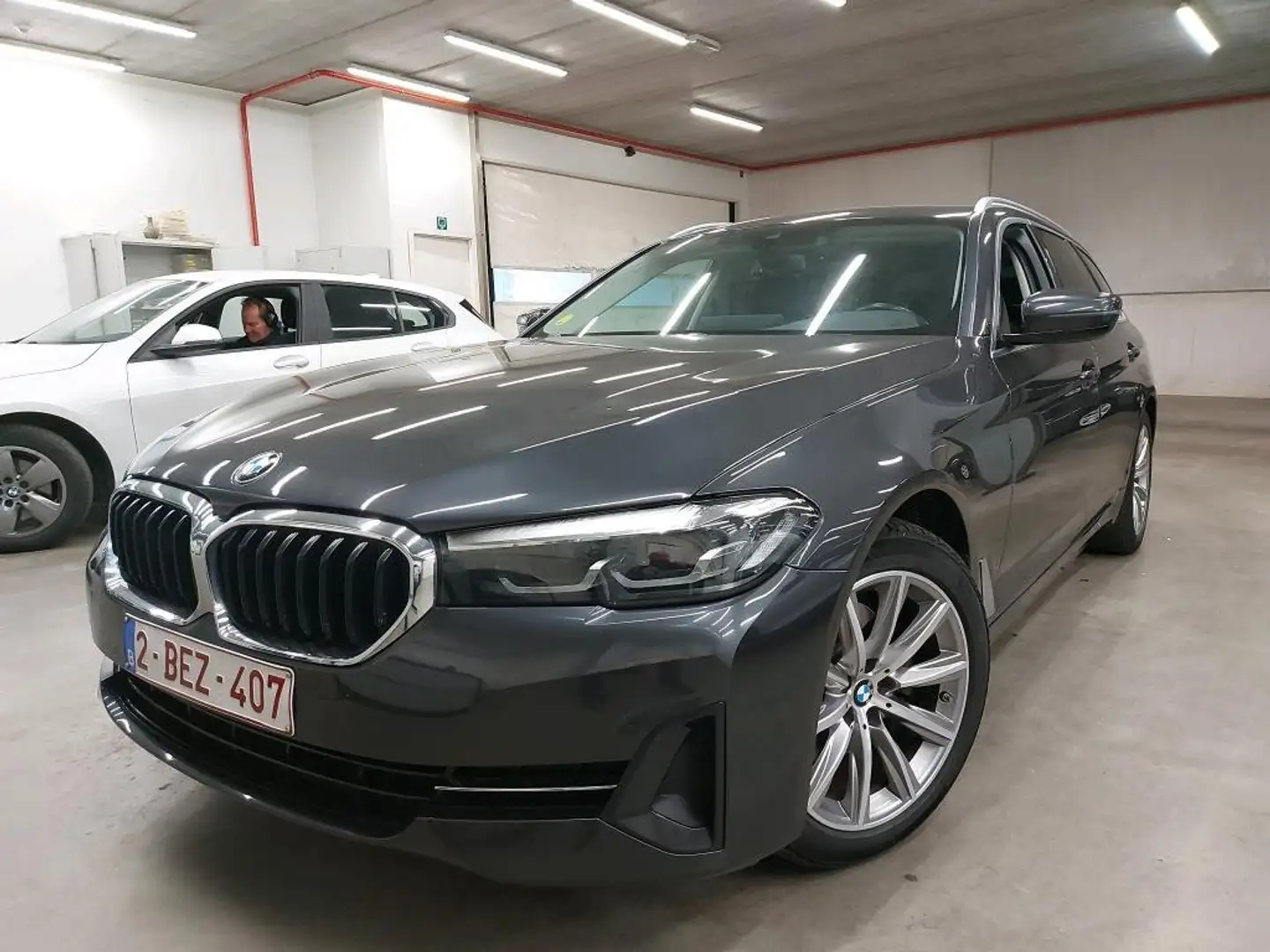 BMW 518 dAs Touring CUIR-PANO-NAVI-KEYLESS-CAMERA-COCKPIT Šedá - 2