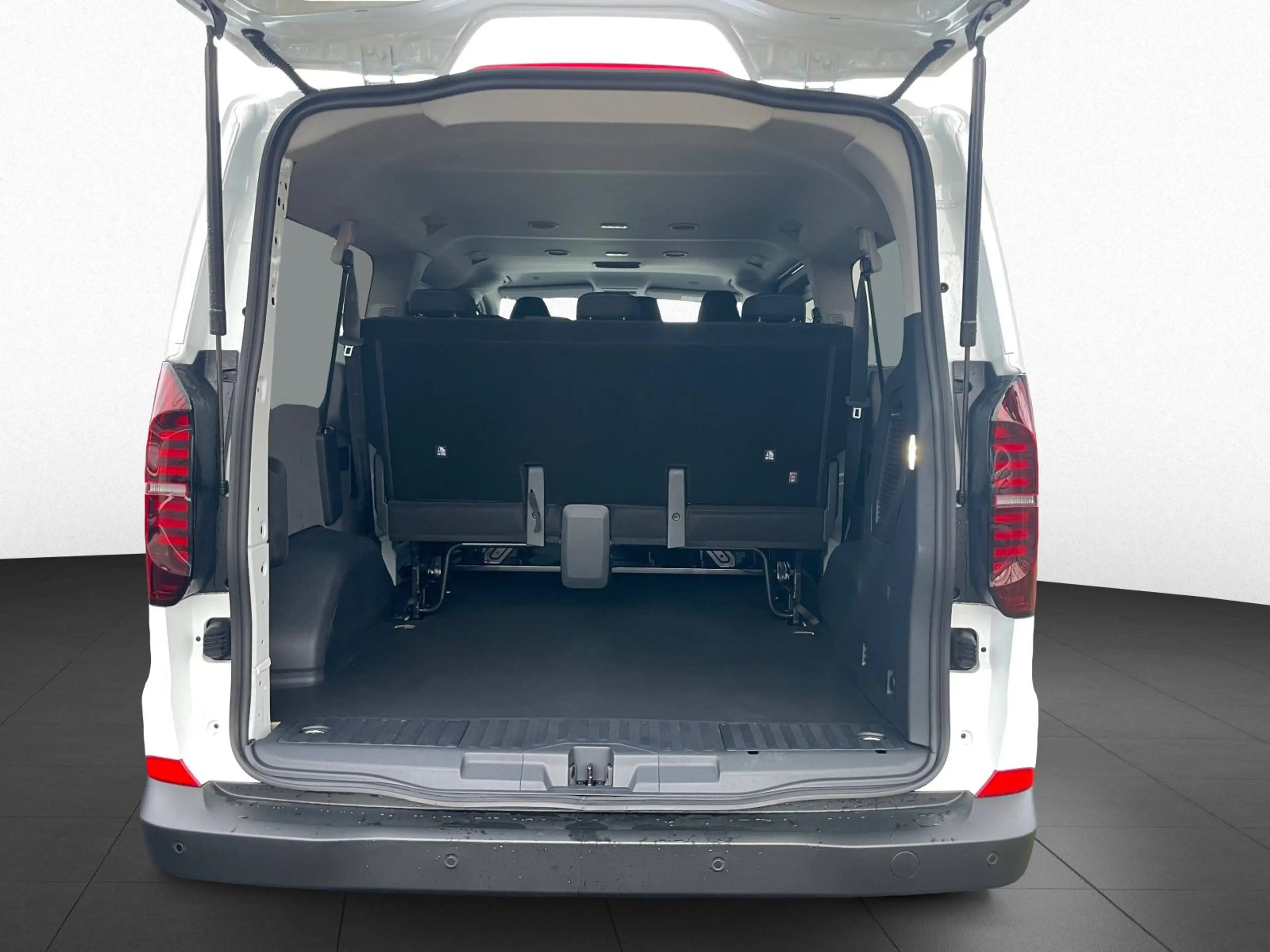 Volkswagen T7 Kombi Elektro LR 160 kW 9-Sitzer Kamera NAVI — photo 3