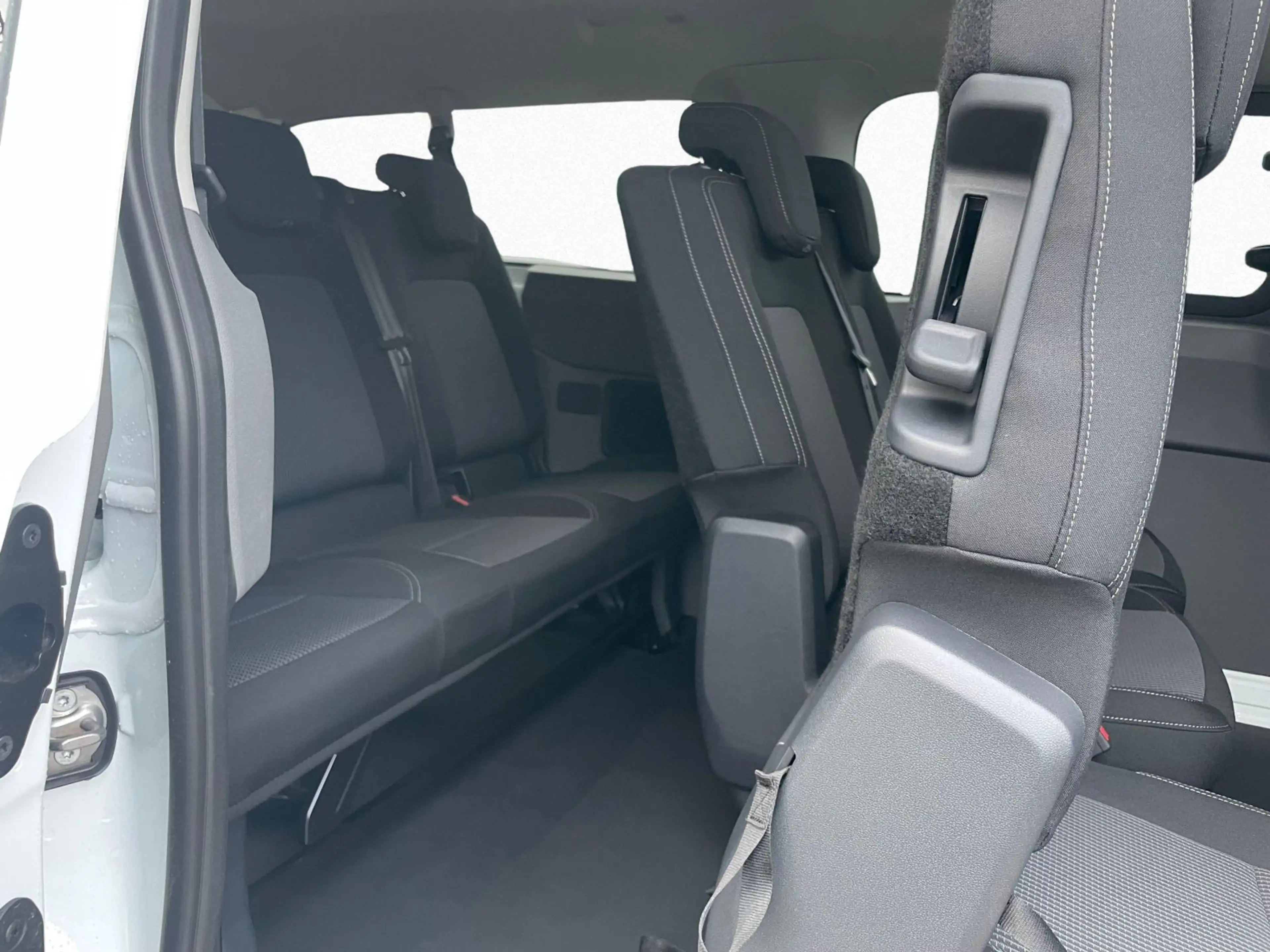 Volkswagen T7 Kombi Elektro LR 160 kW 9-Sitzer Kamera NAVI — photo 5