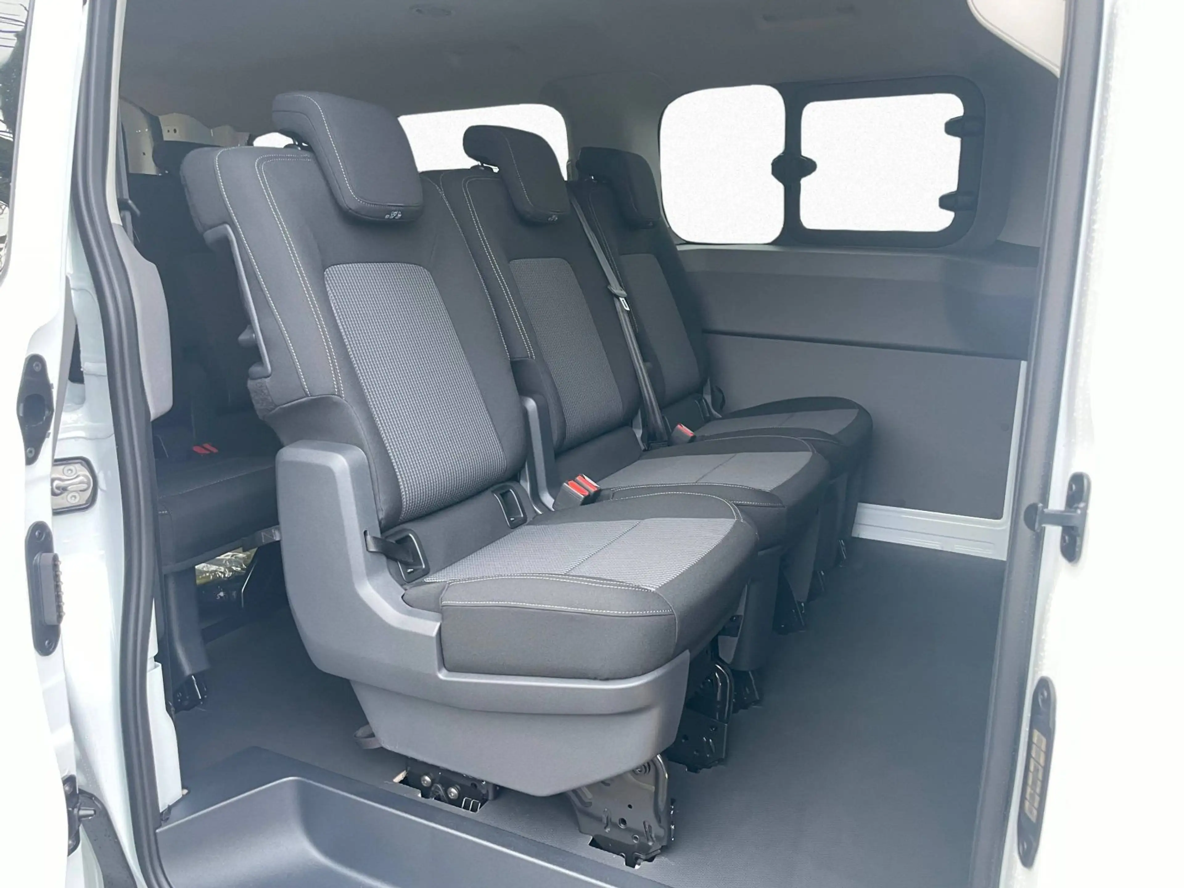 Volkswagen T7 Kombi Elektro LR 160 kW 9-Sitzer Kamera NAVI — photo 4
