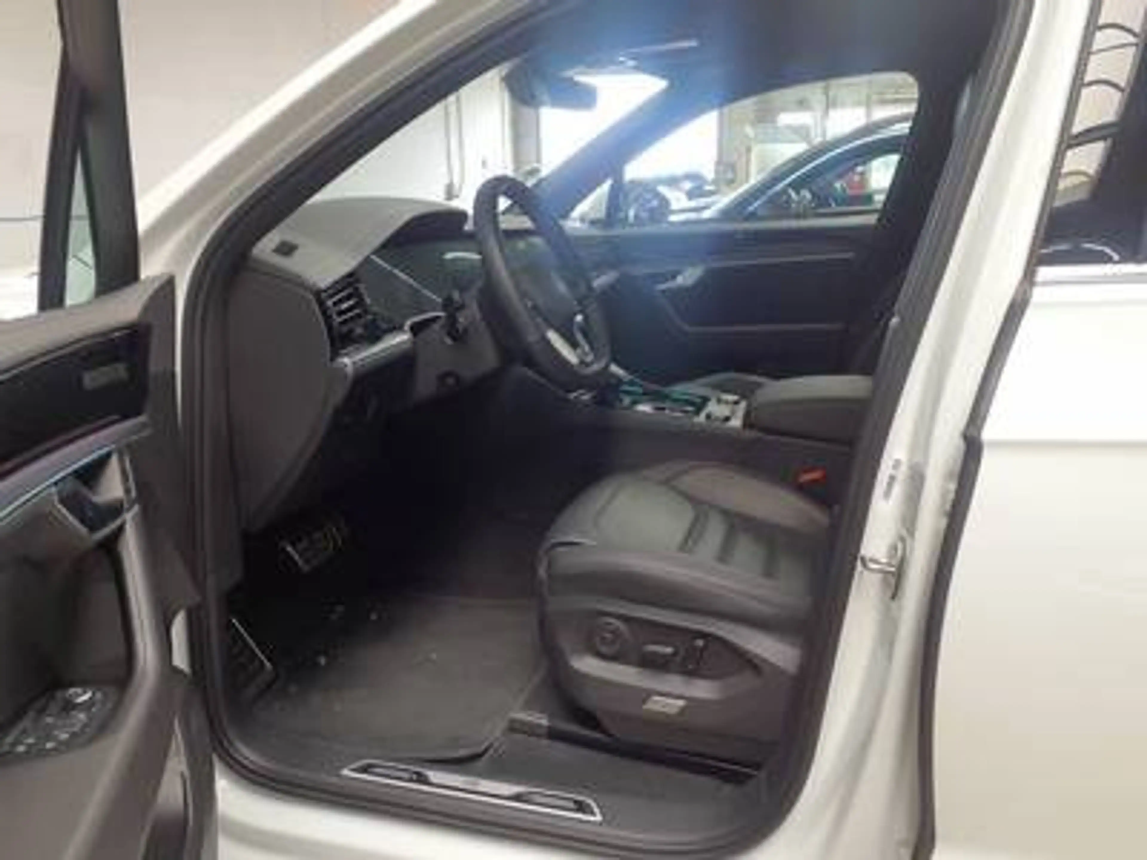 Volkswagen Touareg R-Line 3.0TDI +AHK+LUFT+HD-MATRIX+STDHZG — photo 3