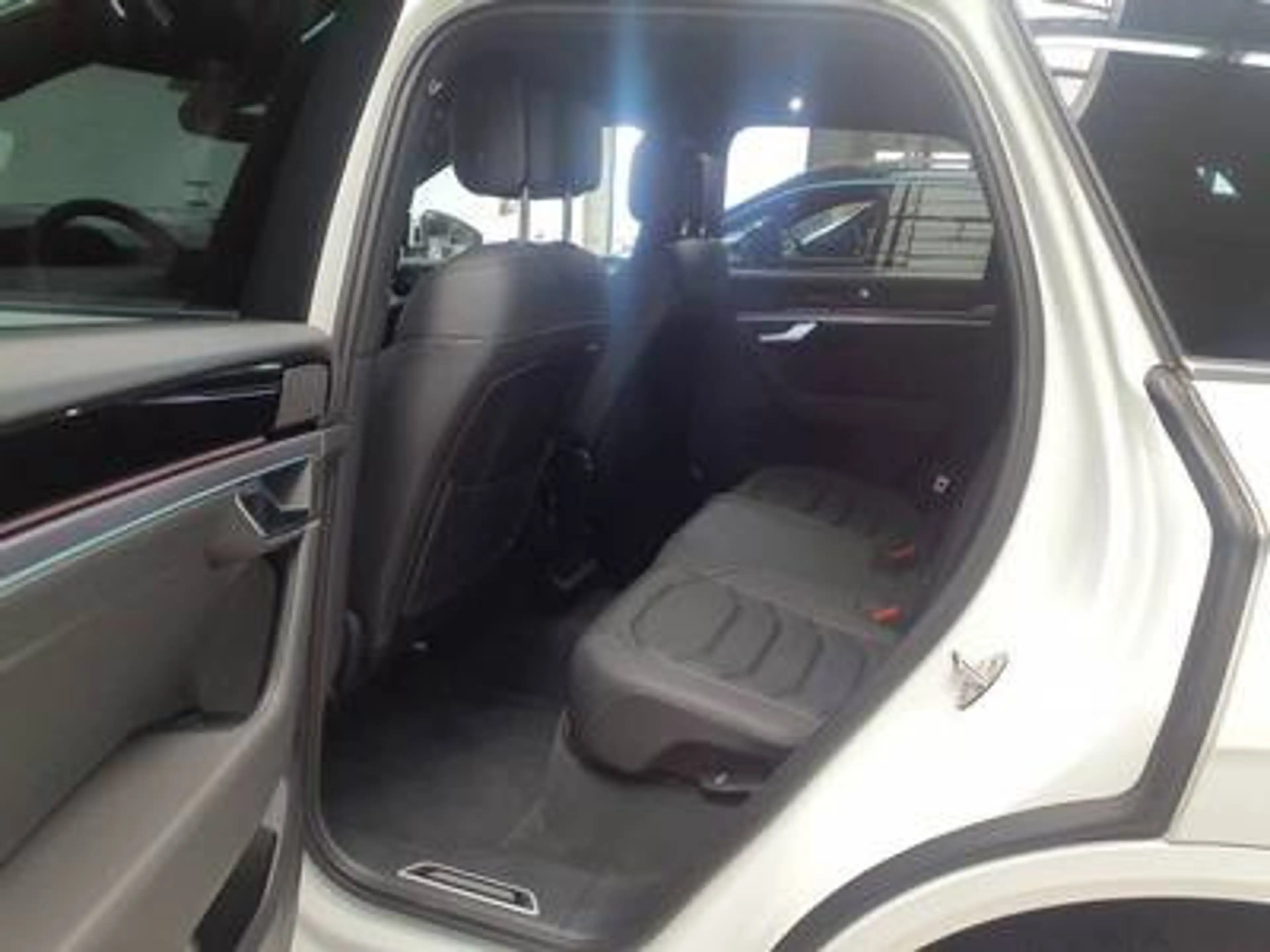 Volkswagen Touareg R-Line 3.0TDI +AHK+LUFT+HD-MATRIX+STDHZG — photo 4
