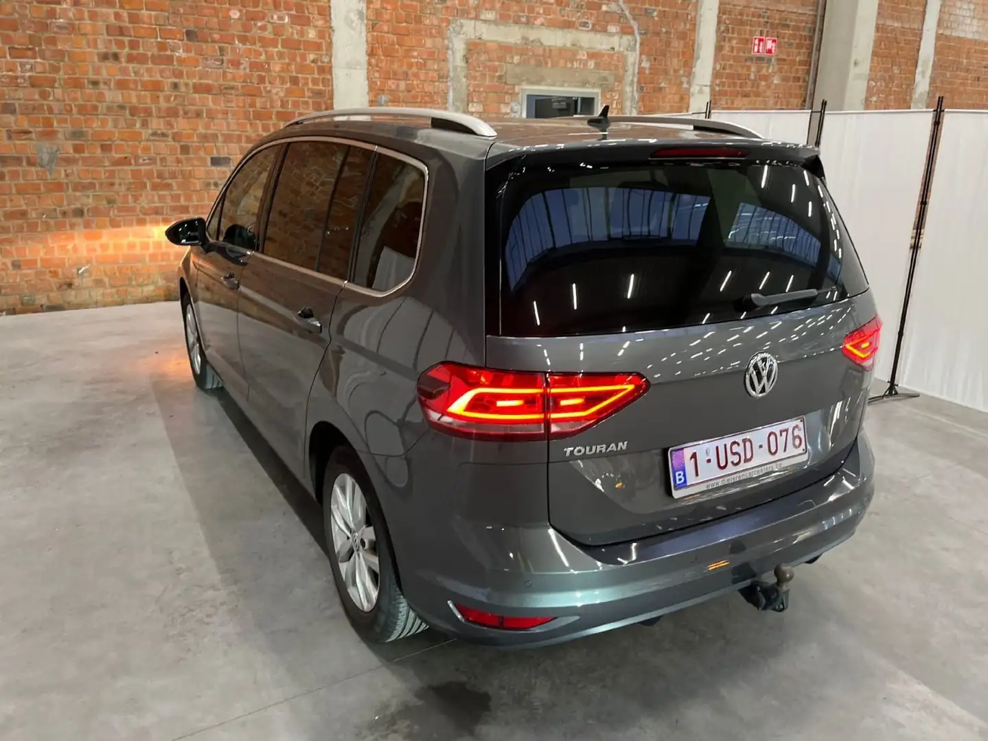 Volkswagen Touran 1.6 TDi SCR Highline DSG Tel 0487600123 Grijs - 1