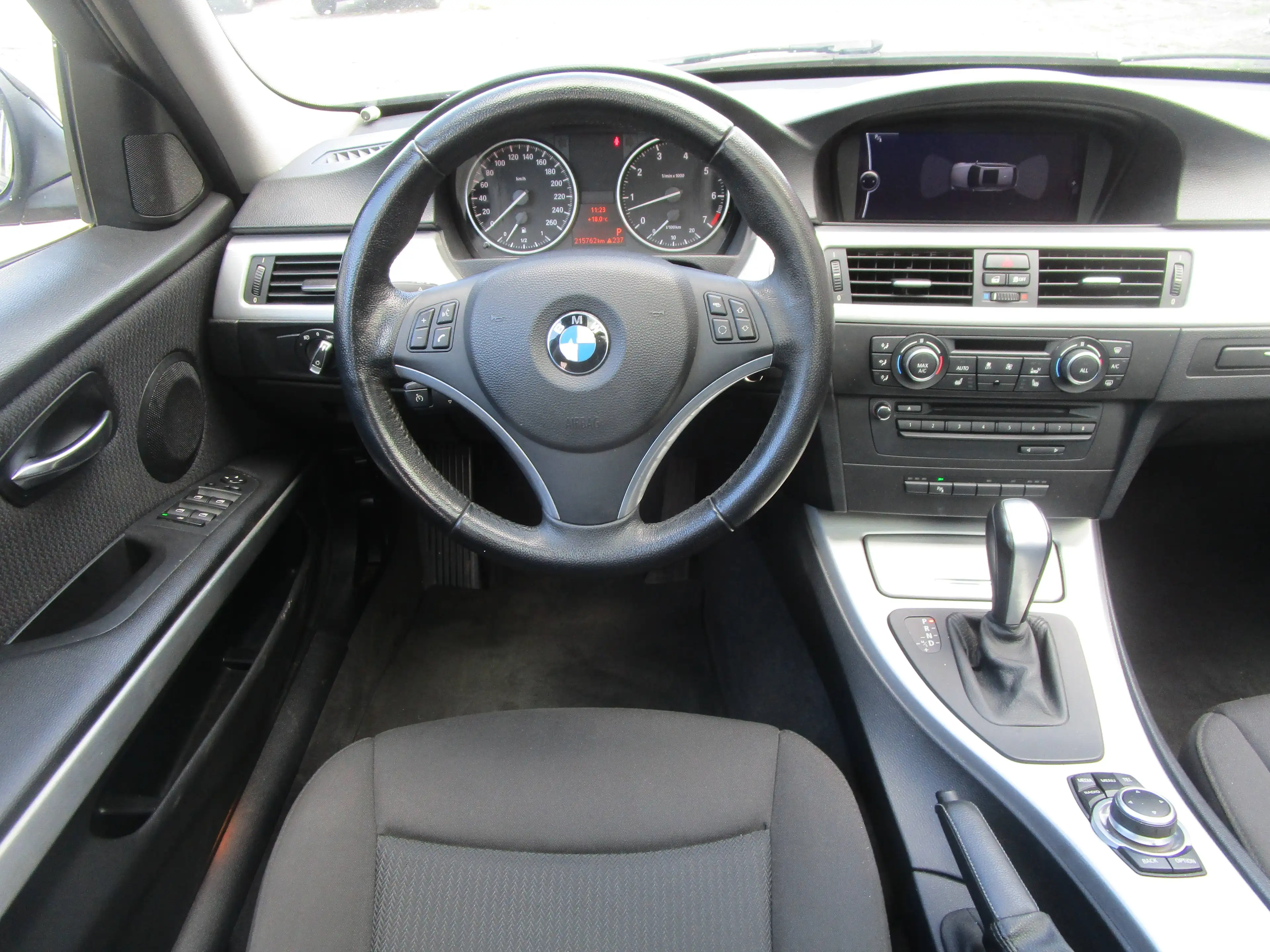 BMW 318 318 i touring+Automatik+Xenon+Panorama+Tempomat+PDC+SHZ — photo 14