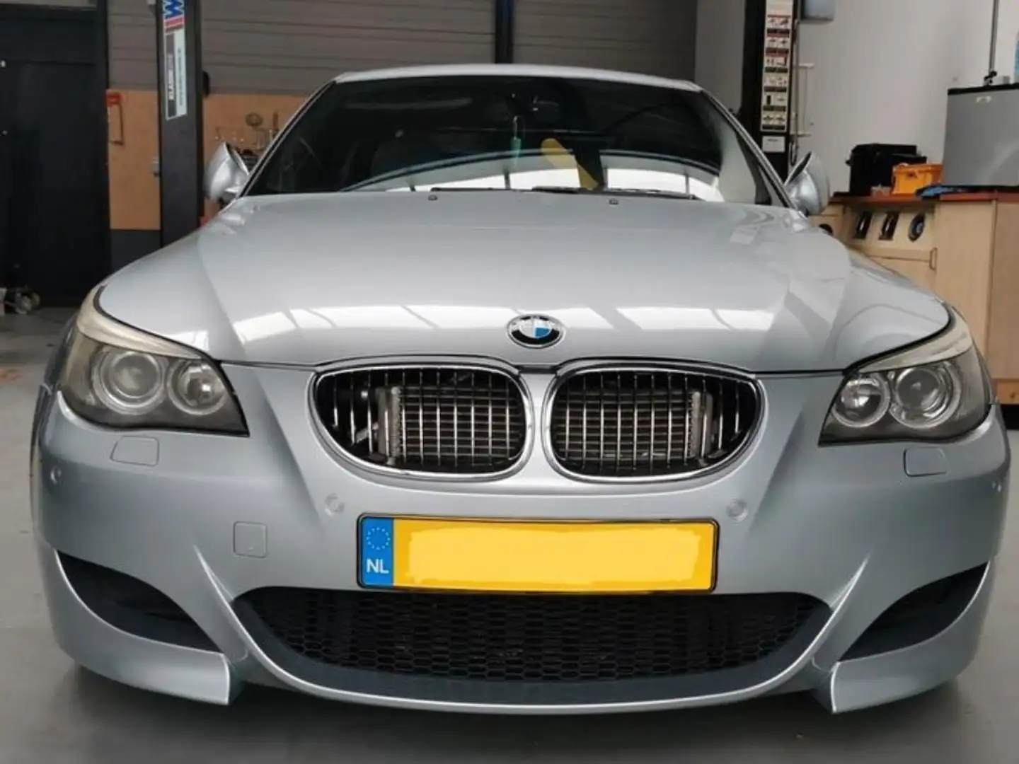 BMW M5 Silverstone II Metallic Срібний - 1