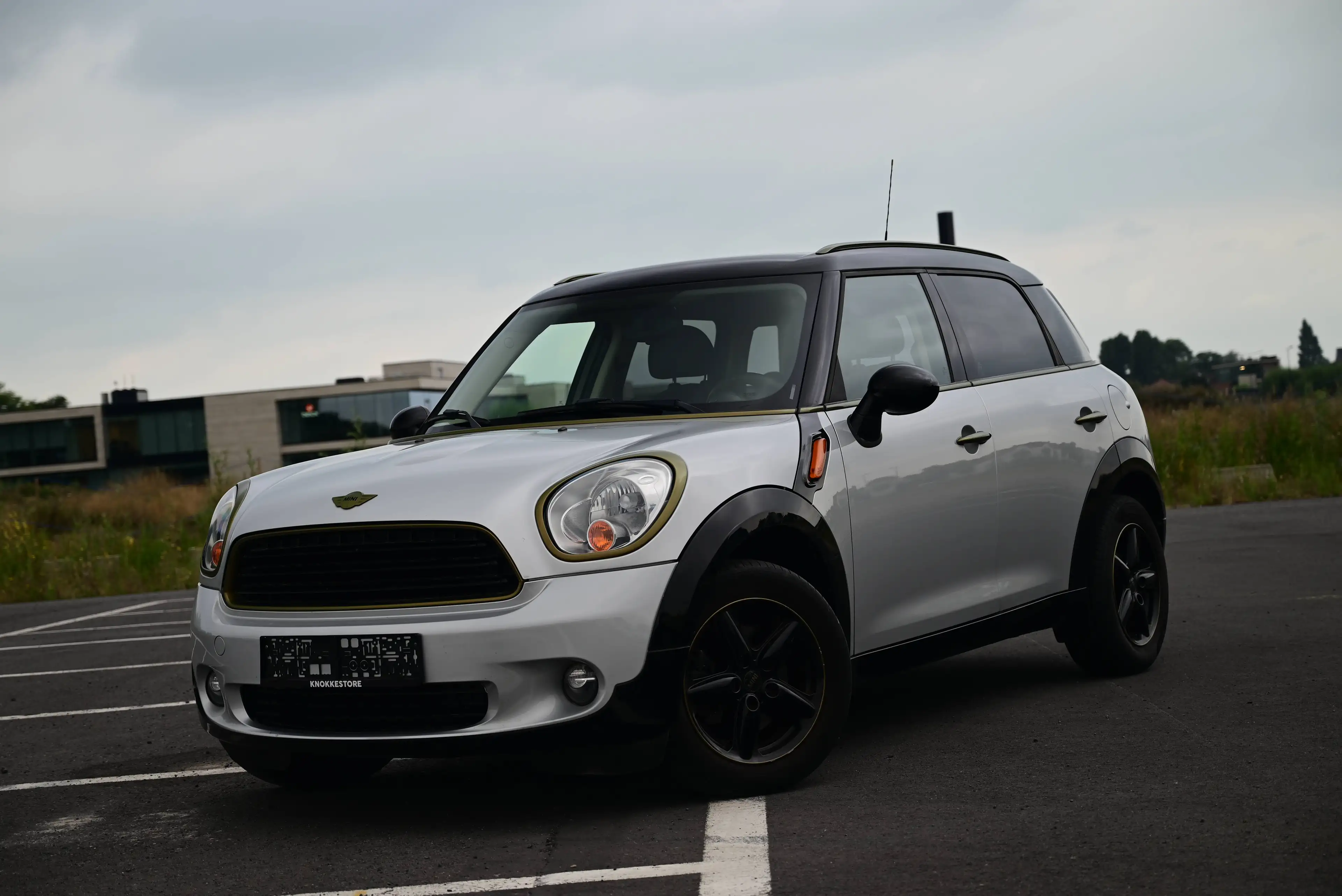 MINI One Countryman NAVI / BLUETOOTH / SILVER - BLACK - GOLD / PDC / SPORTSEATS