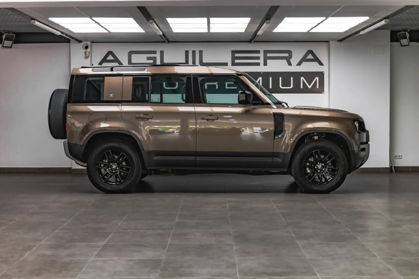 Land Rover Defender 110 3.0D l6 MHEV Hard Top S AWD Aut. 250 Beige - 2