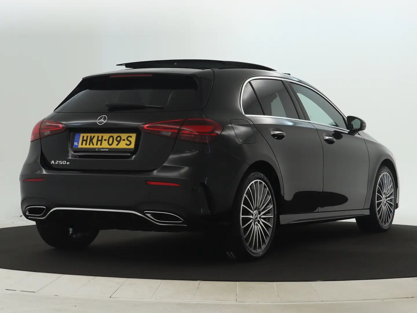 Mercedes-Benz A 250 e AMG Plug-In Hybride | Panorama Schuif/Kanteldak Zwart - 2