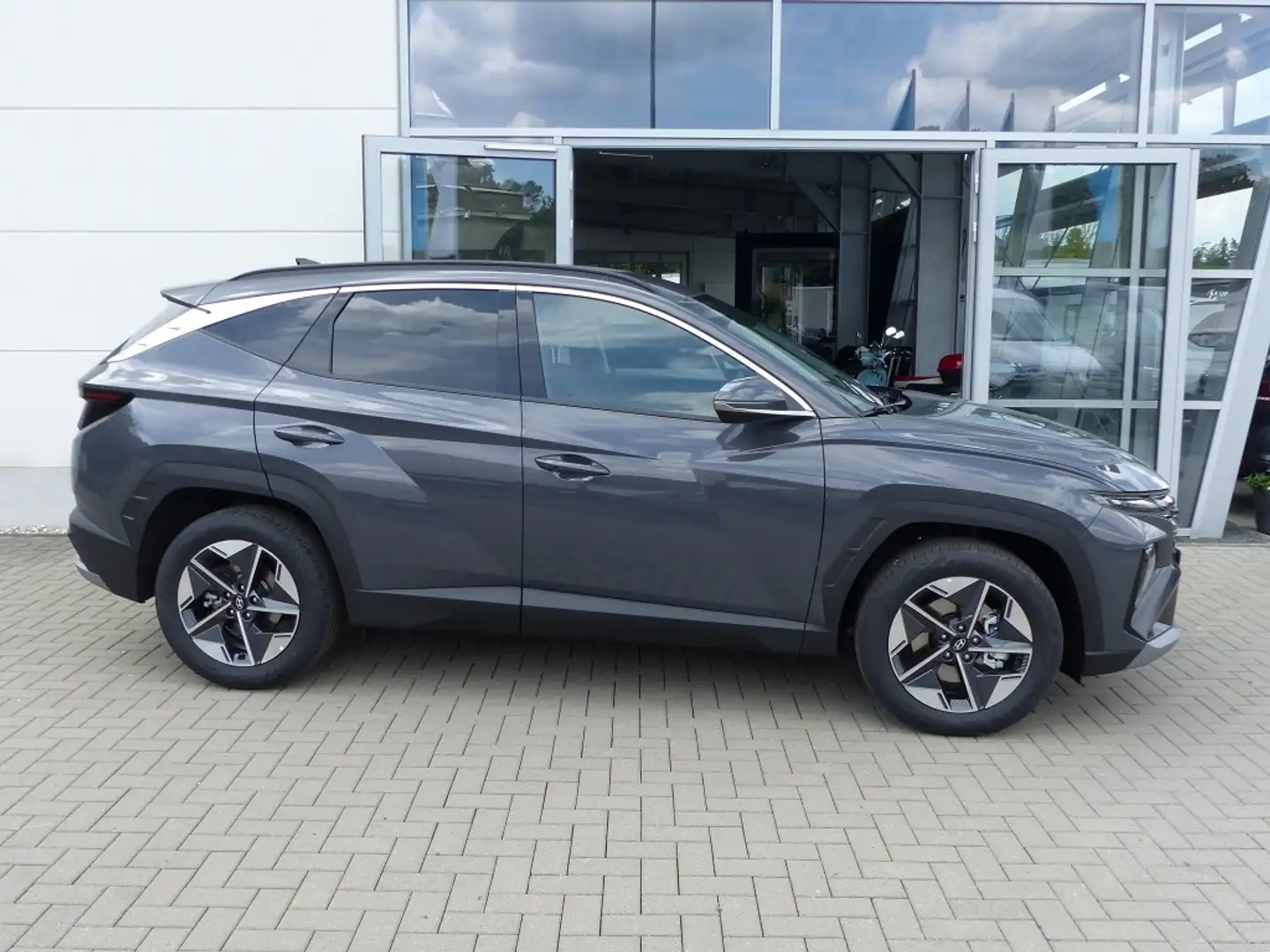 Hyundai TUCSON 1.6 T-GDi 4WD 7-DCT Trend *LED*PDC* Grijs - 2