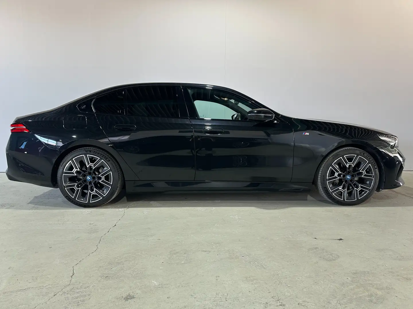 BMW i5 40 eDrive M Sport*HeadUP*AHK*Iconic*Harman Kardon* Schwarz - 2