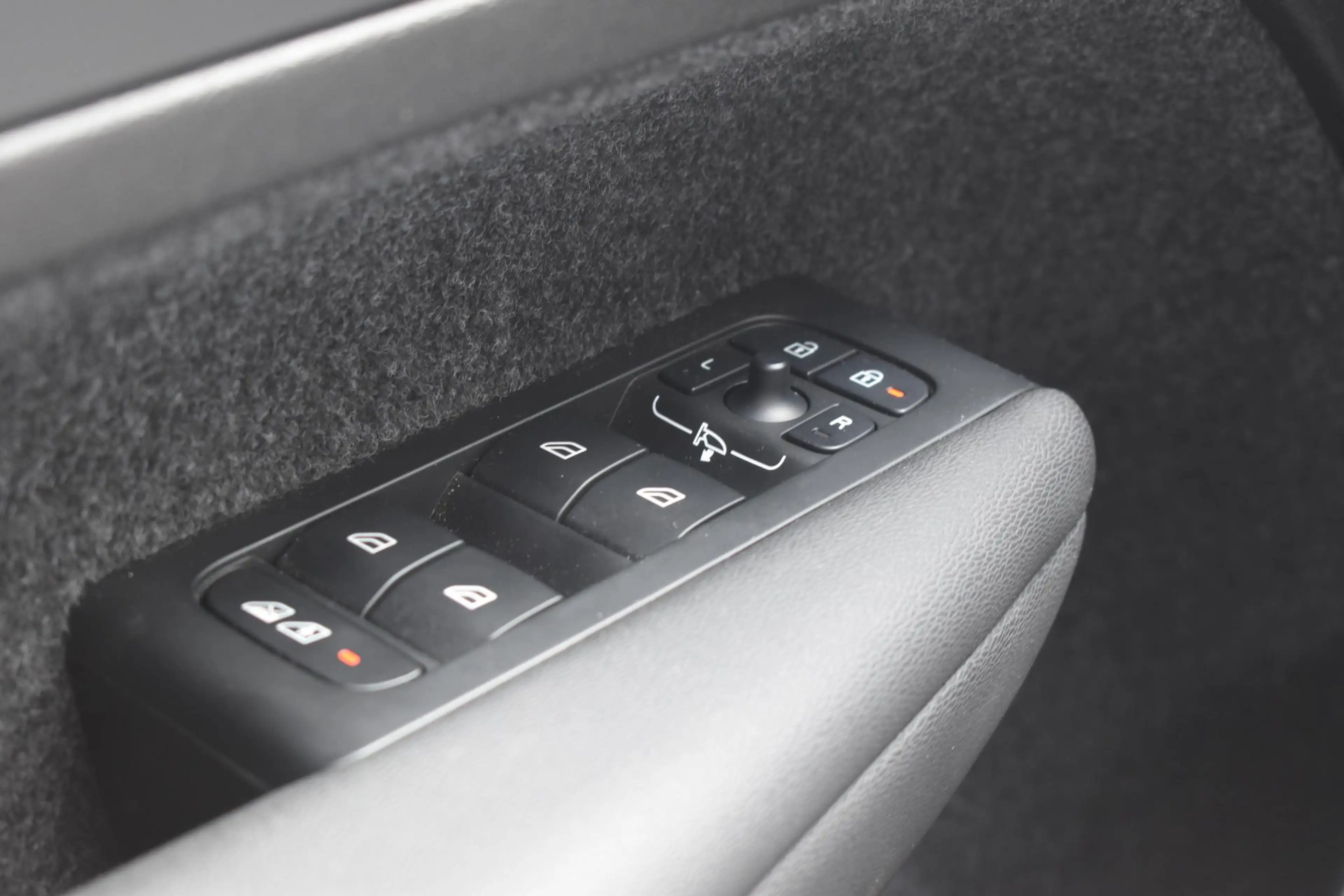Volvo EX40 Single Motor Extended Range Plus 82 kWh / Adaptive — photo 40