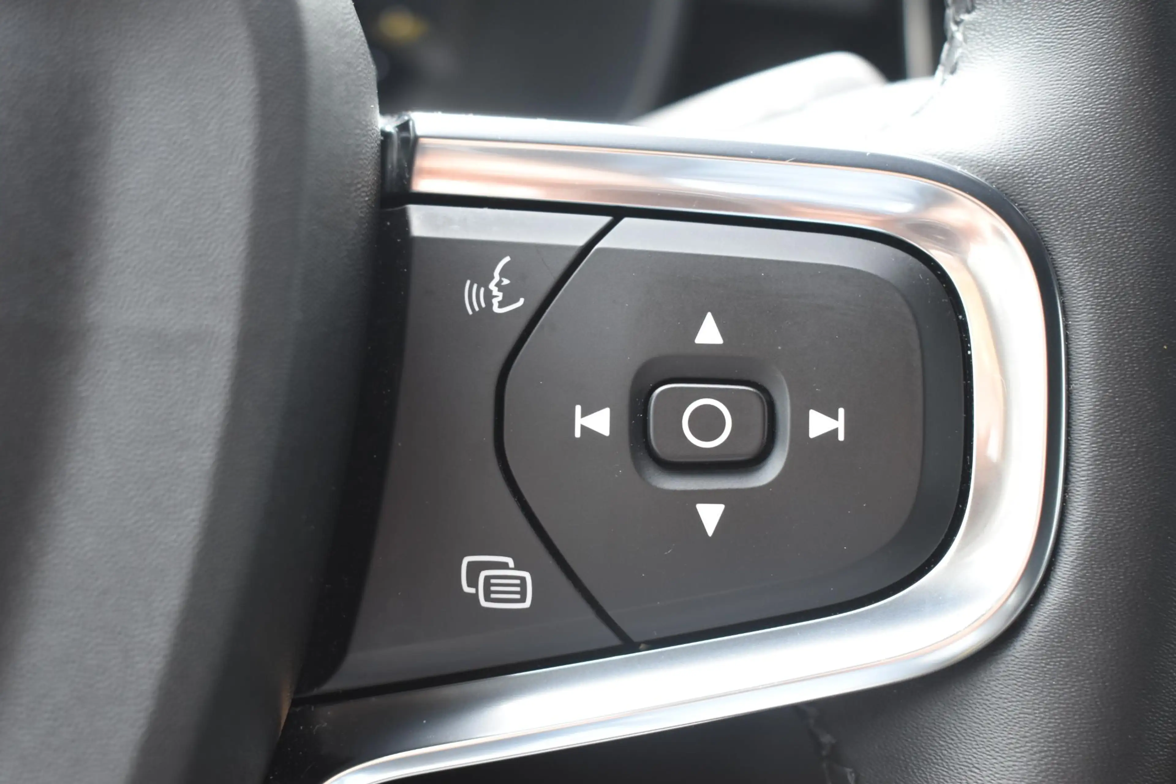 Volvo EX40 Single Motor Extended Range Plus 82 kWh / Adaptive — photo 38