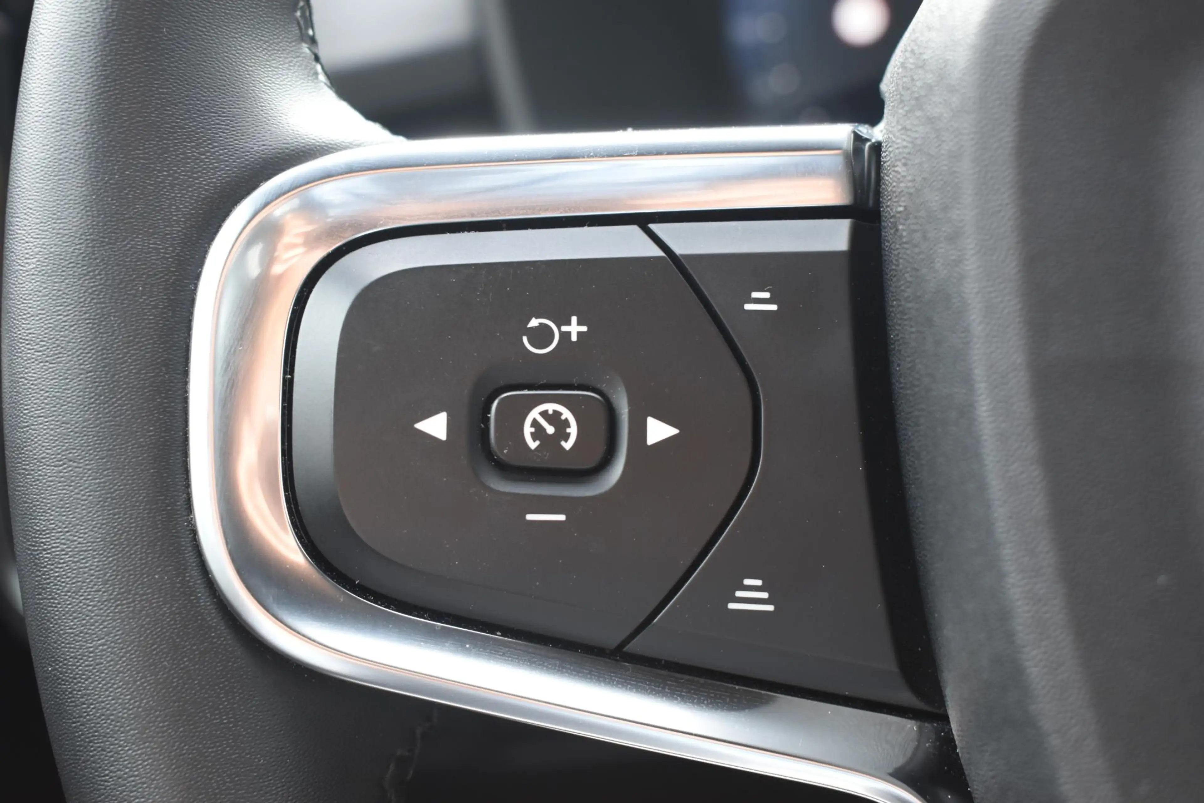 Volvo EX40 Single Motor Extended Range Plus 82 kWh / Adaptive — photo 37