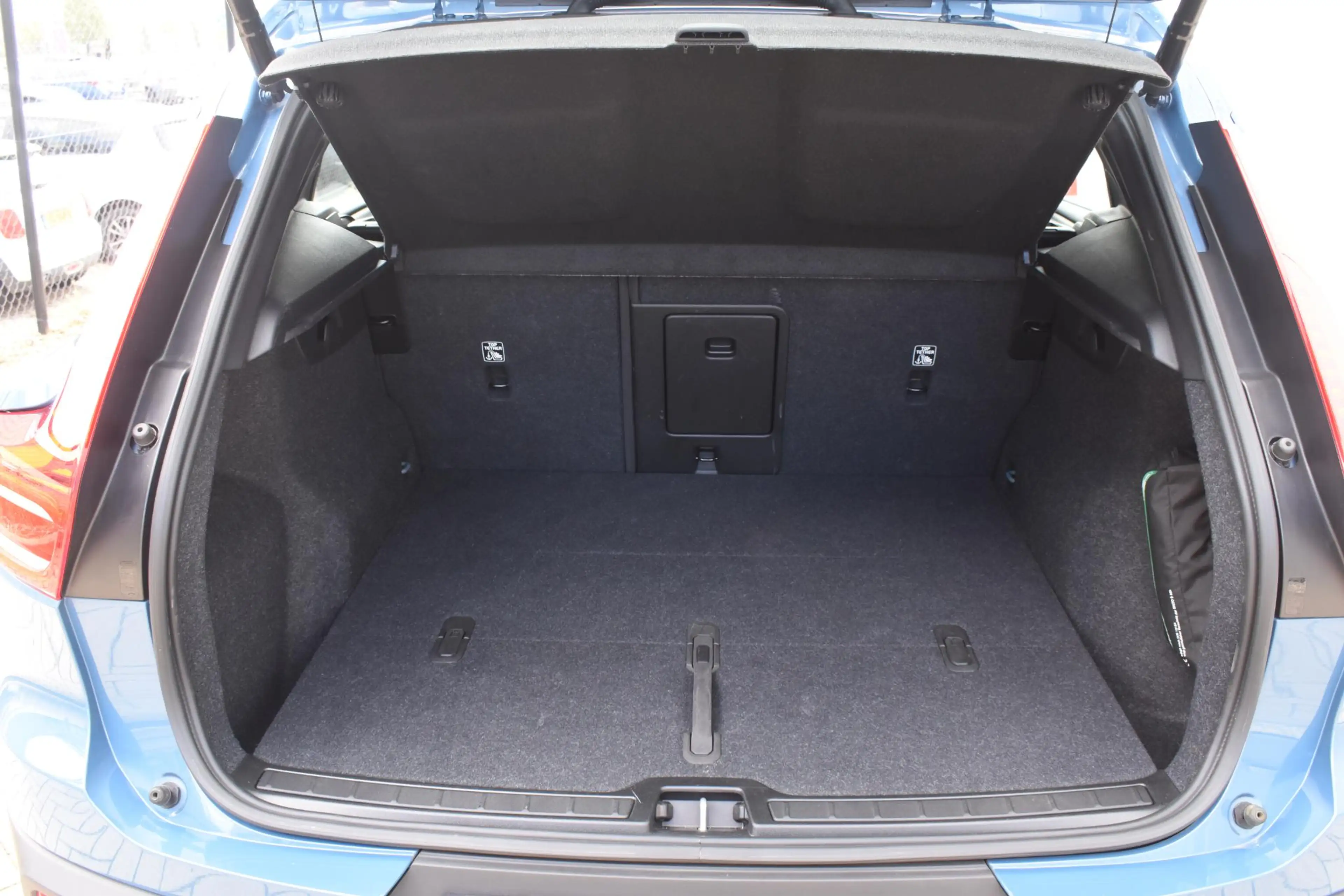 Volvo EX40 Single Motor Extended Range Plus 82 kWh / Adaptive — photo 25