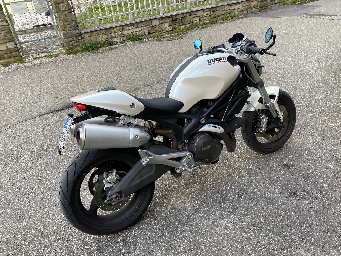 Ducati Monster 696 Weiß - 1