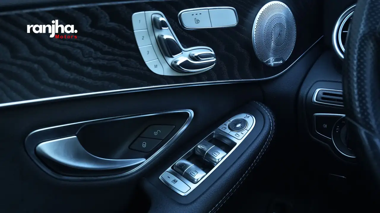 Mercedes-Benz C-Class снимка Mercedes-Benz C-Class