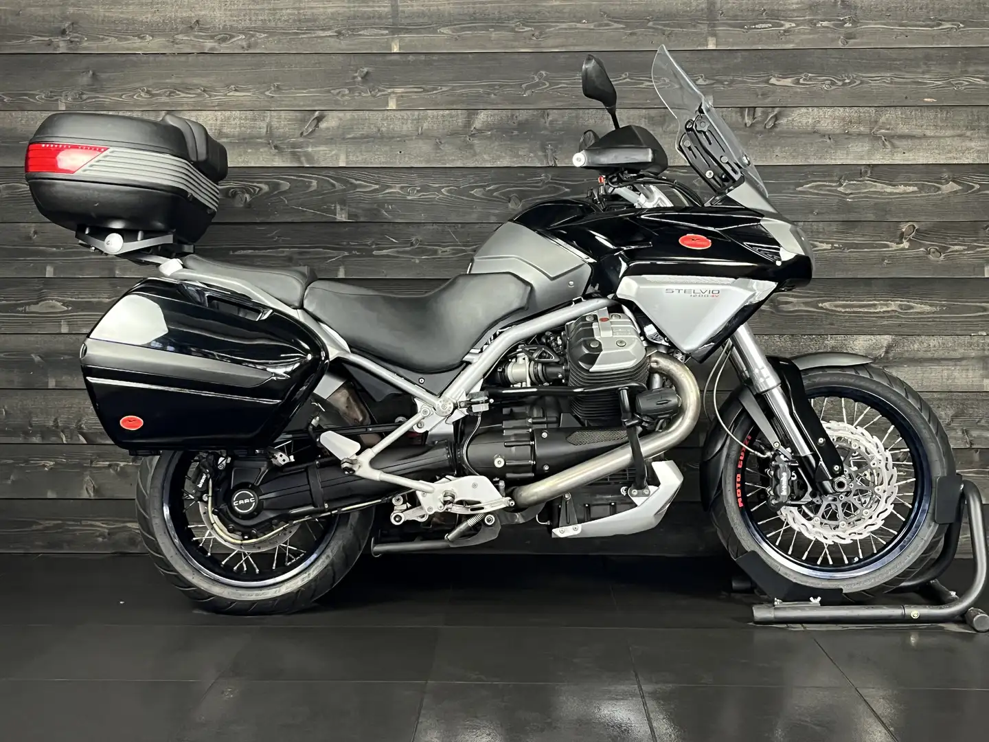 Moto Guzzi Stelvio 1200 4V - 1