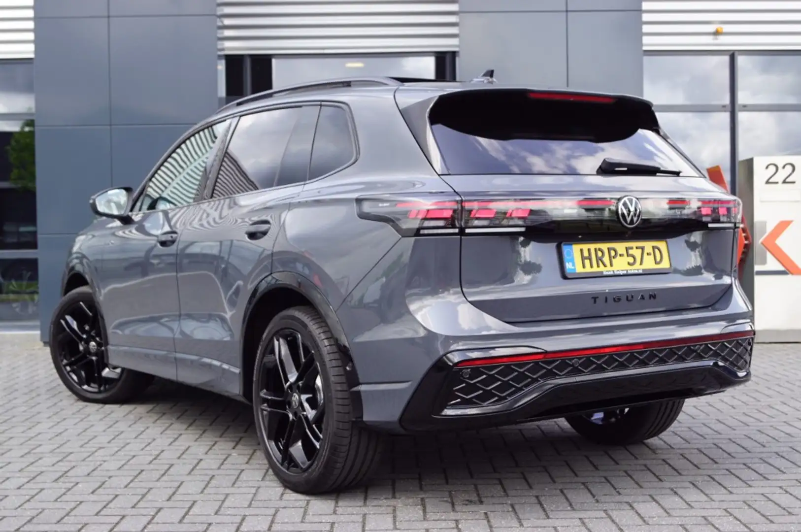 Volkswagen Tiguan 1.5 eTSI DSG R-Line Black st 150pk /Panodak/Navi/C Gris - 2