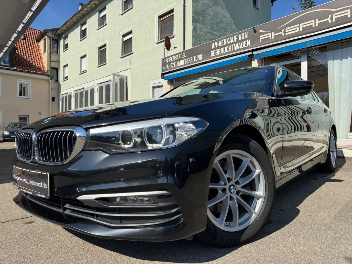 BMW 520 d Touring*Panorama*Live Cockpit*Leder*AHK* Schwarz - 1